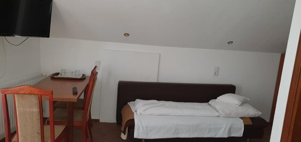 Deluxe Room (2 Adults + 1 Child) photo 1