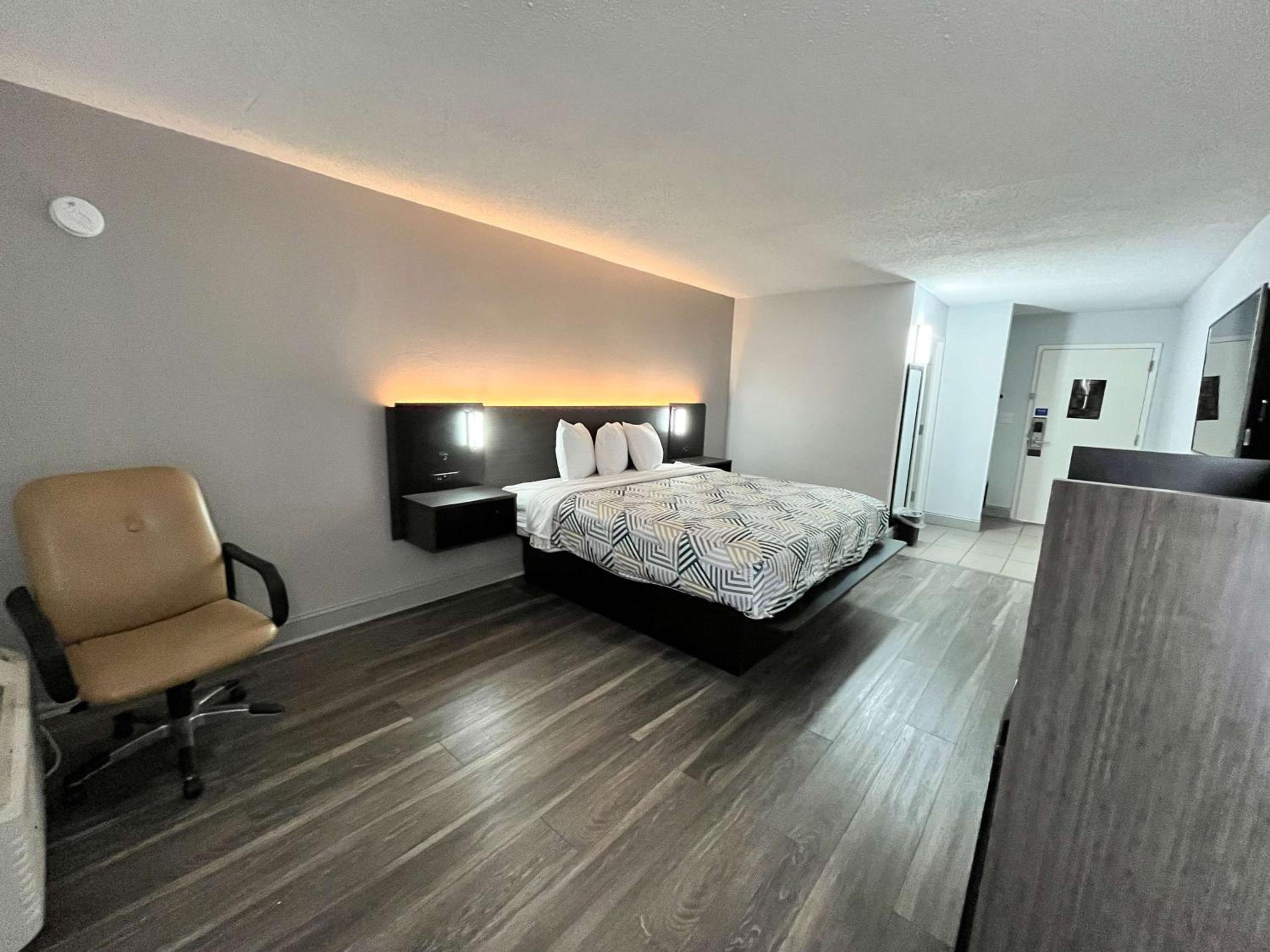 King Room - Non-Smoking - Photo 3