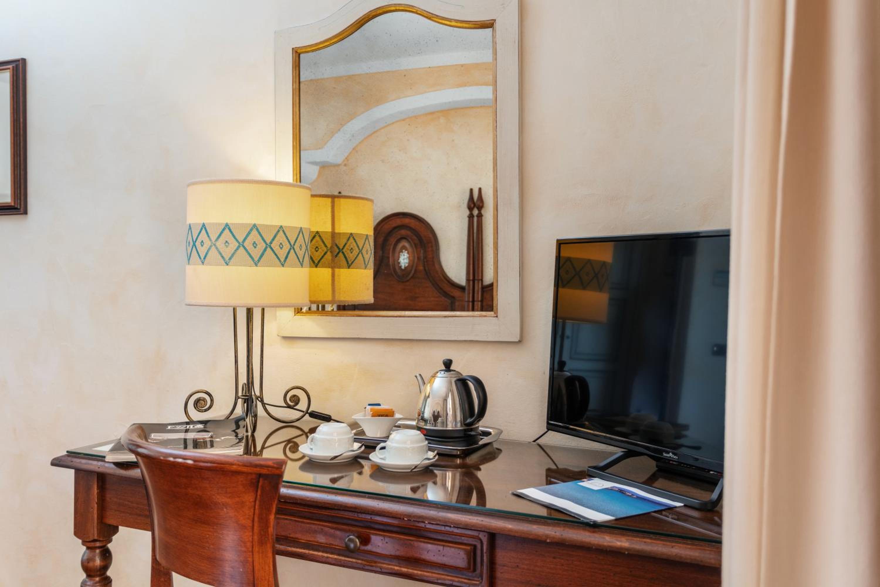 Deluxe Suite with Sea View - Photo 9