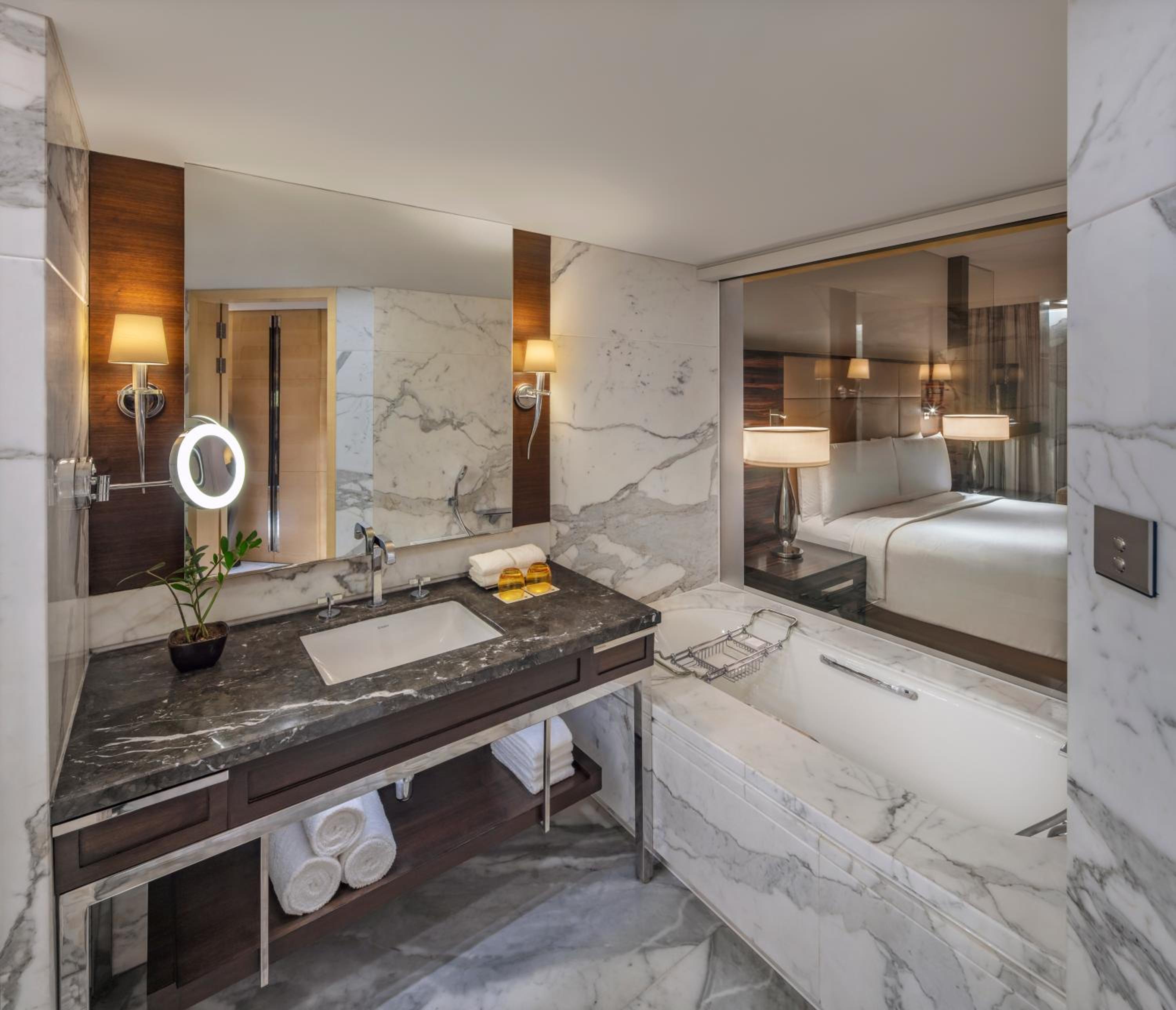 2 Twin/Single Beds, Executive Lounge Access, Large Room - Photo 5