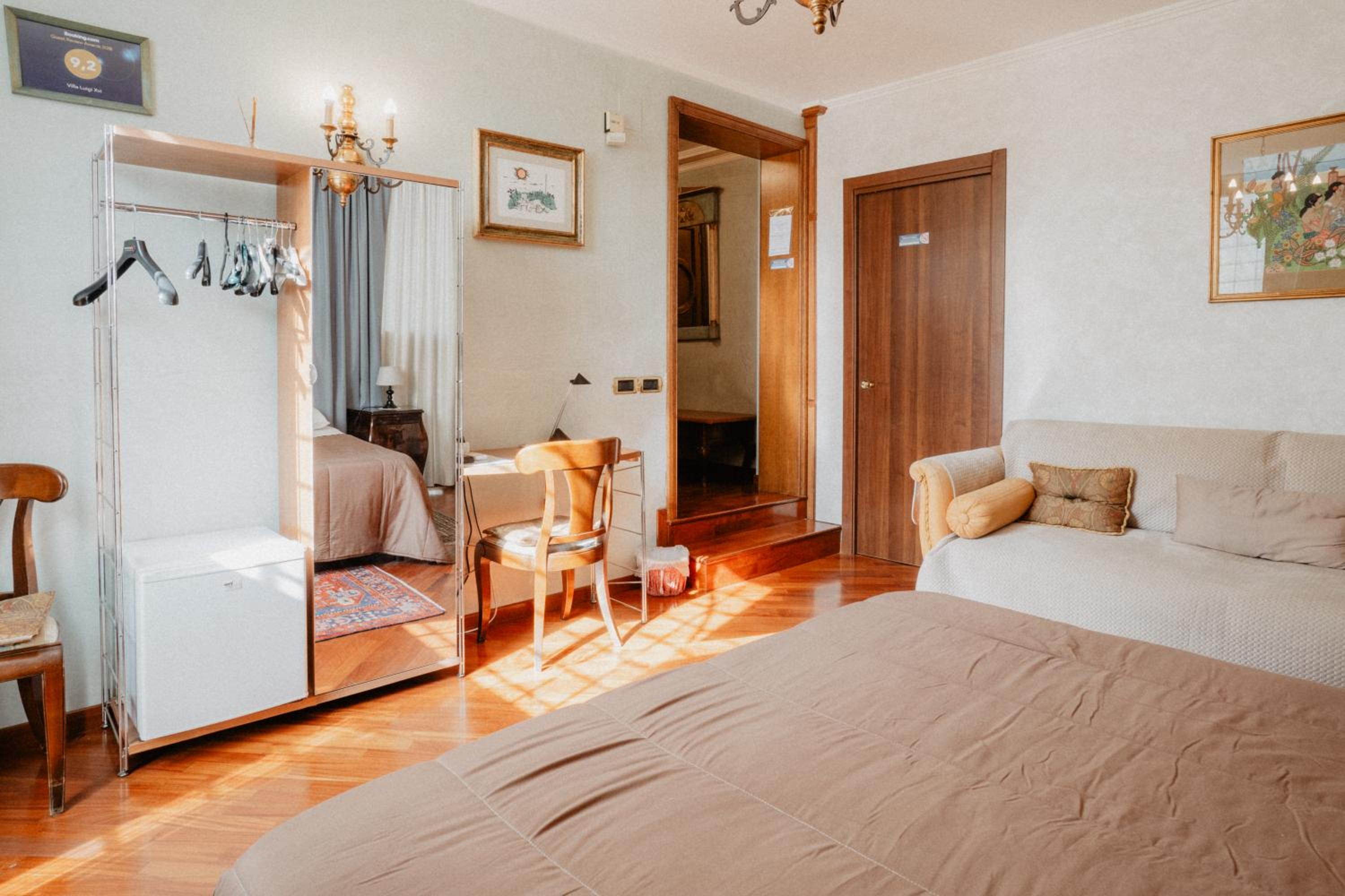 Twin Room with Private Bathroom - Photo 12