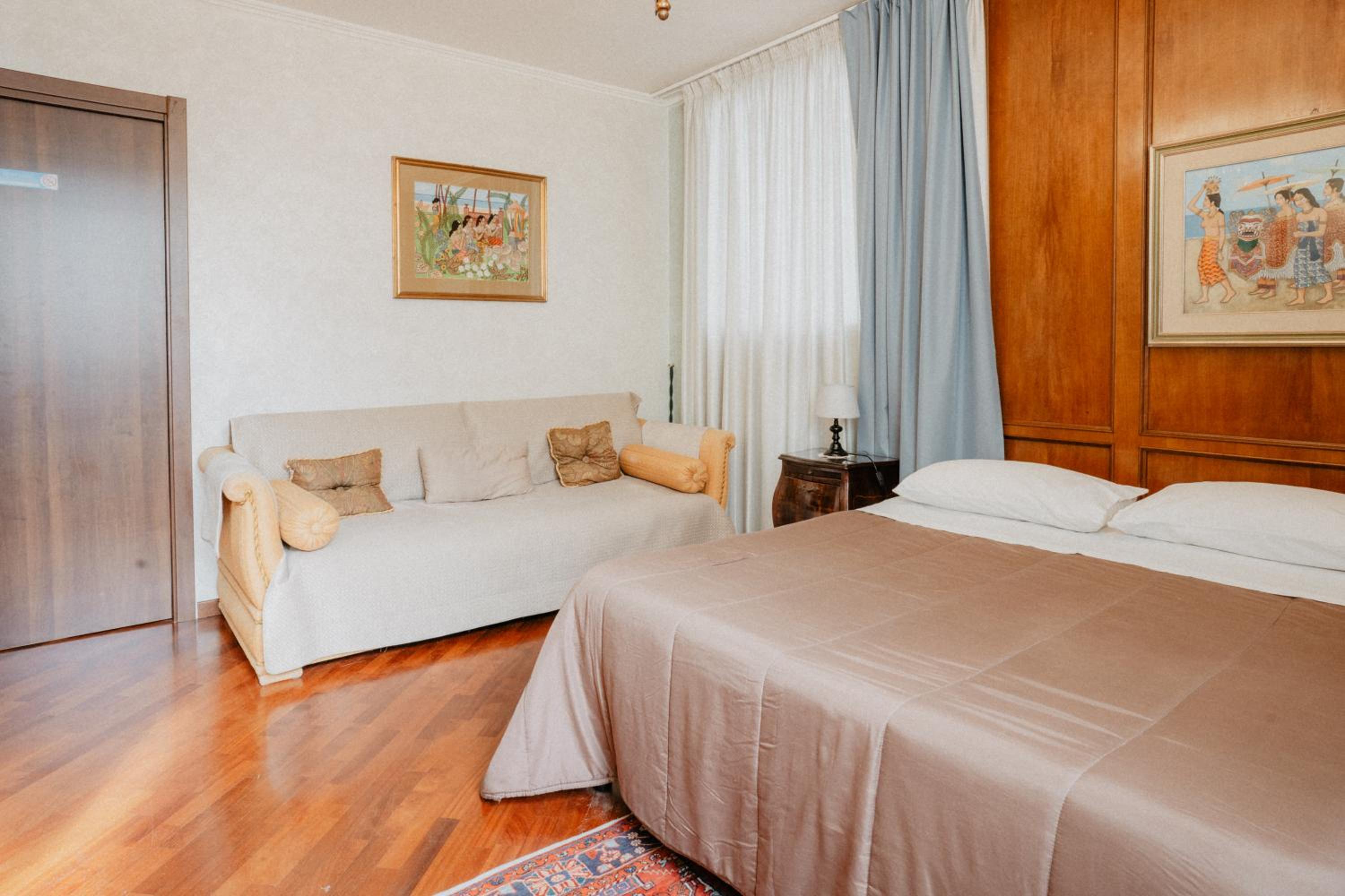 Twin Room with Private Bathroom - Photo 11