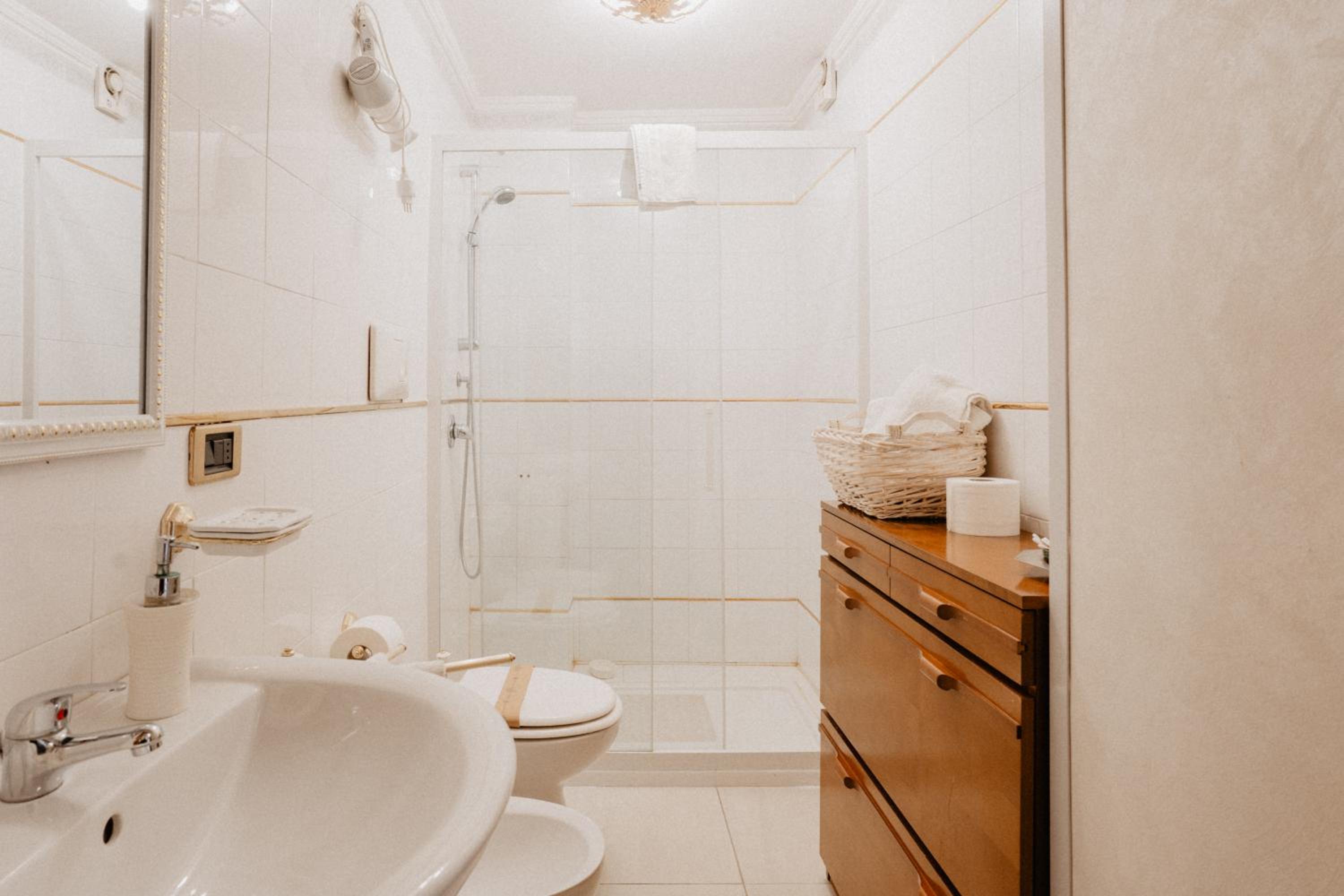 Twin Room with Private Bathroom - Photo 8