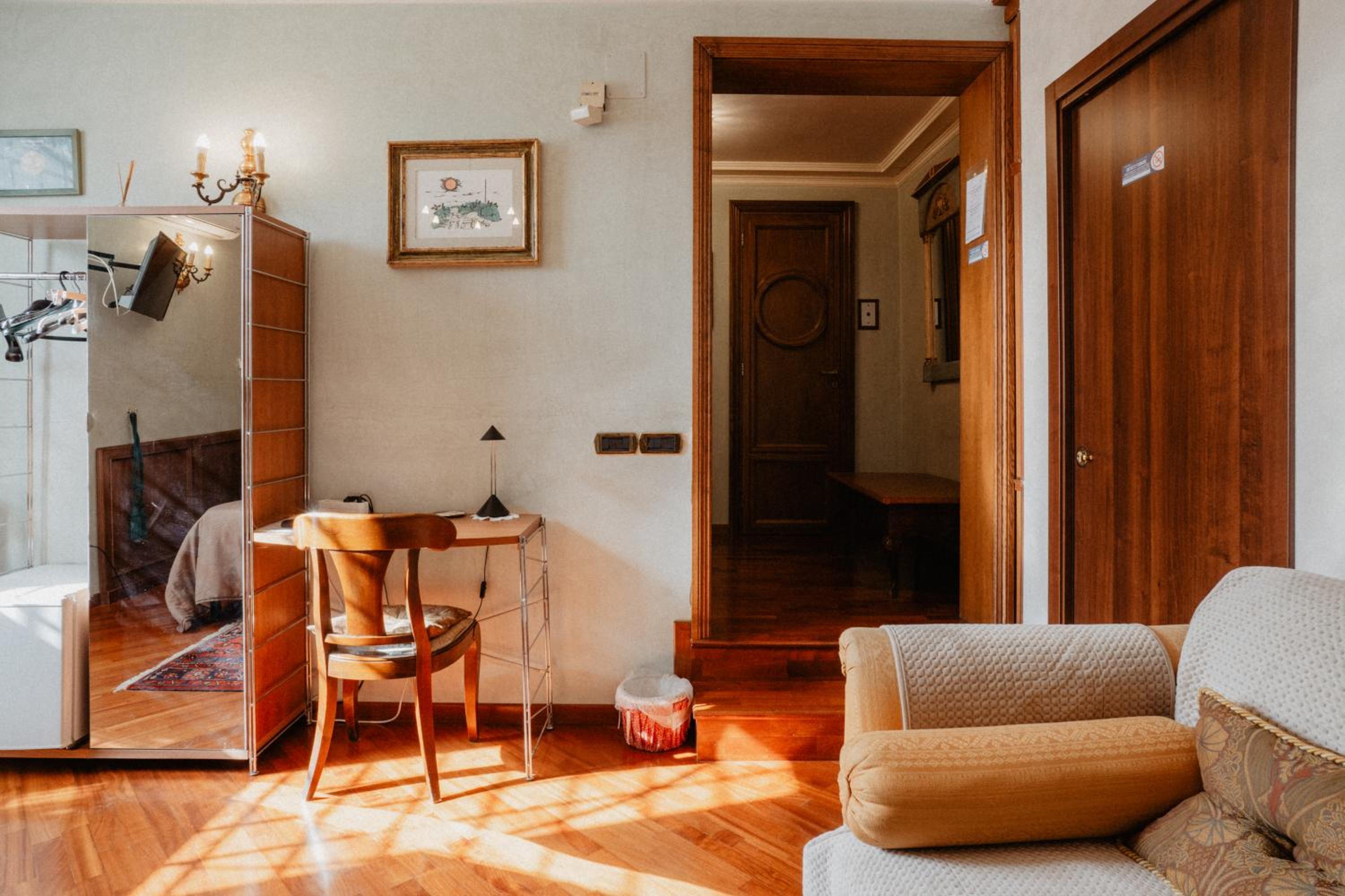 Twin Room with Private Bathroom - Photo 13