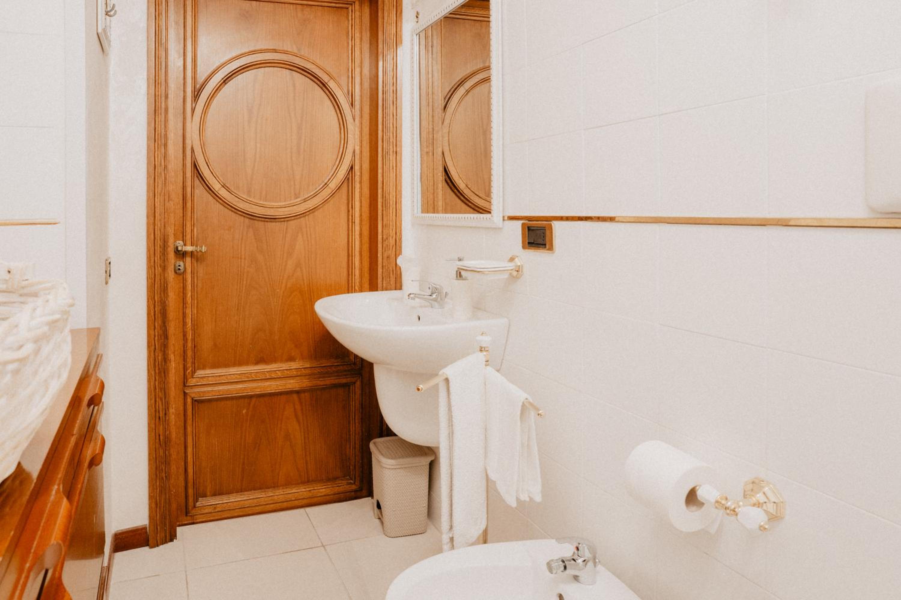 Twin Room with Private Bathroom - Photo 7
