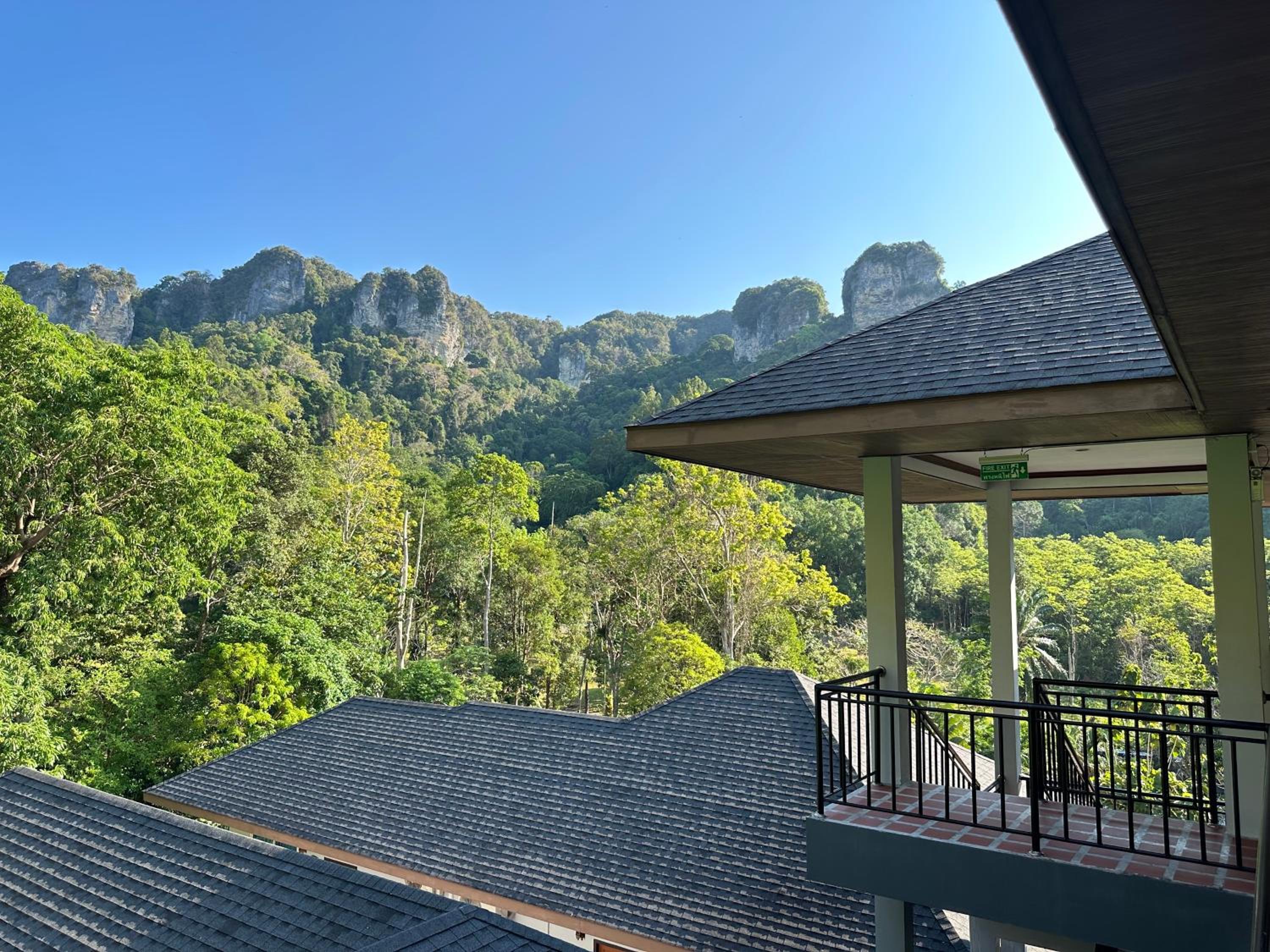 Deluxe Double with Pool& Cliff View- Free Beach Shuttle photo 3