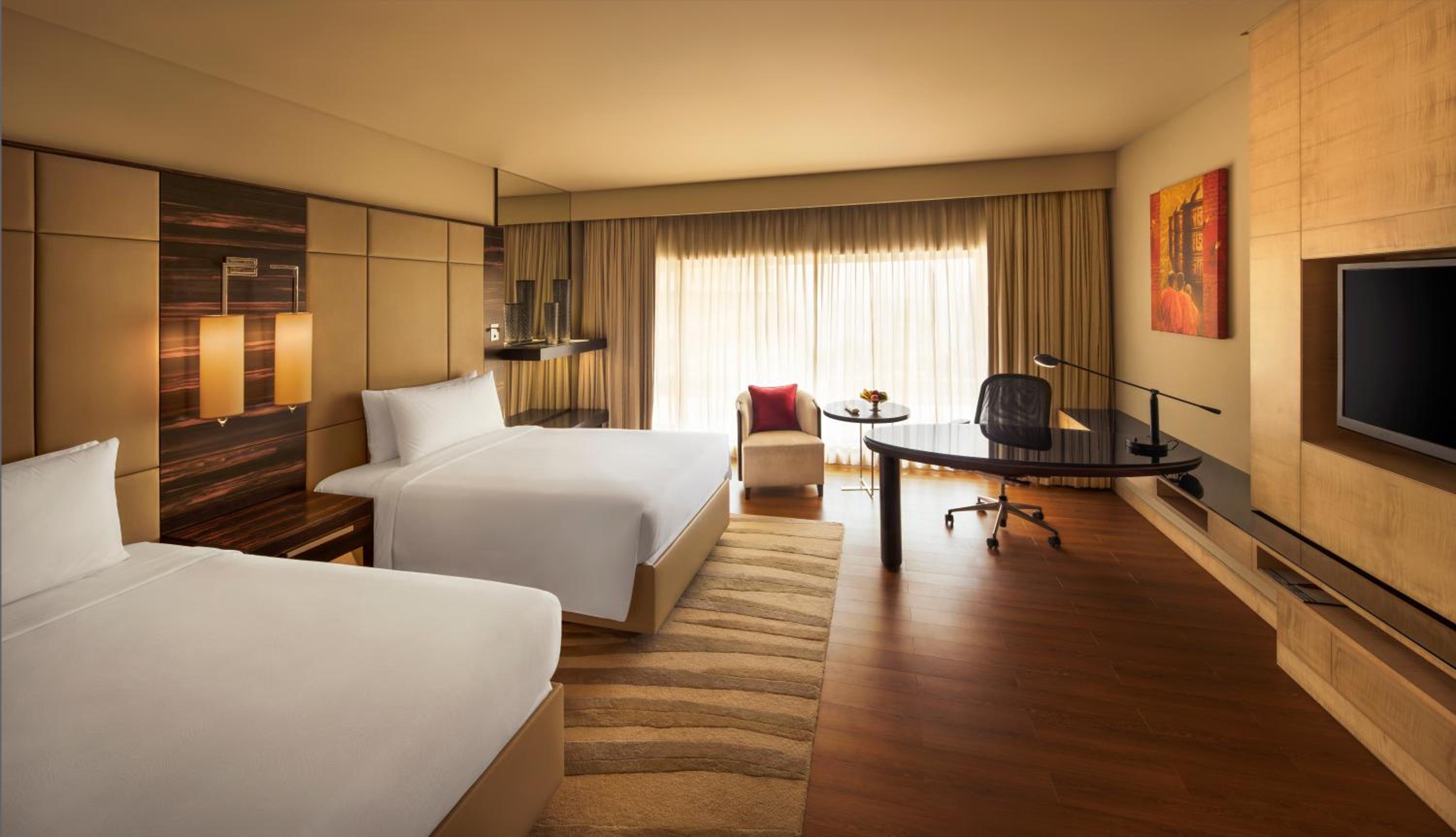 2 Twin/Single Beds, Executive Lounge Access, Large Room - Photo 1