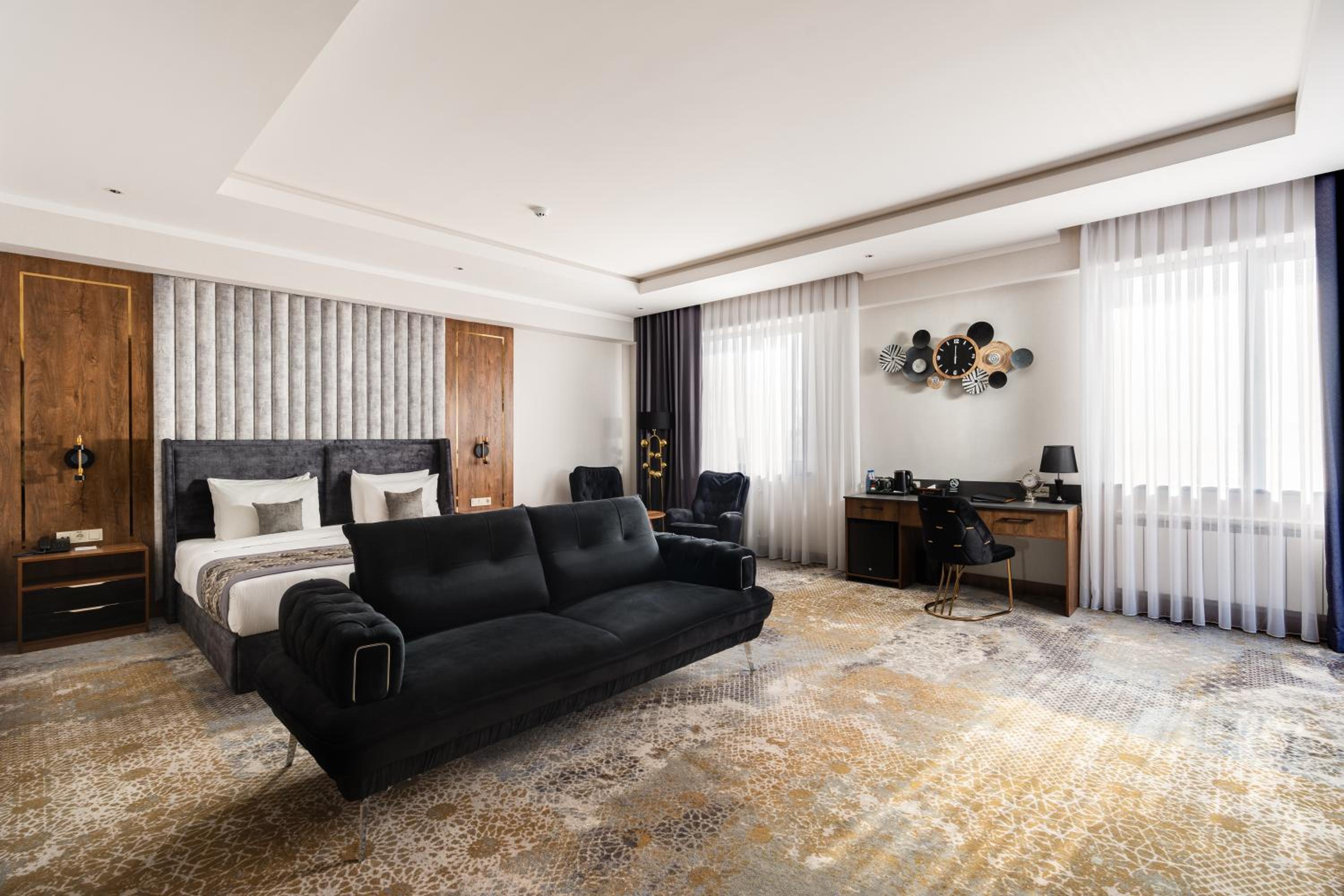 Superior King Room - Photo 12