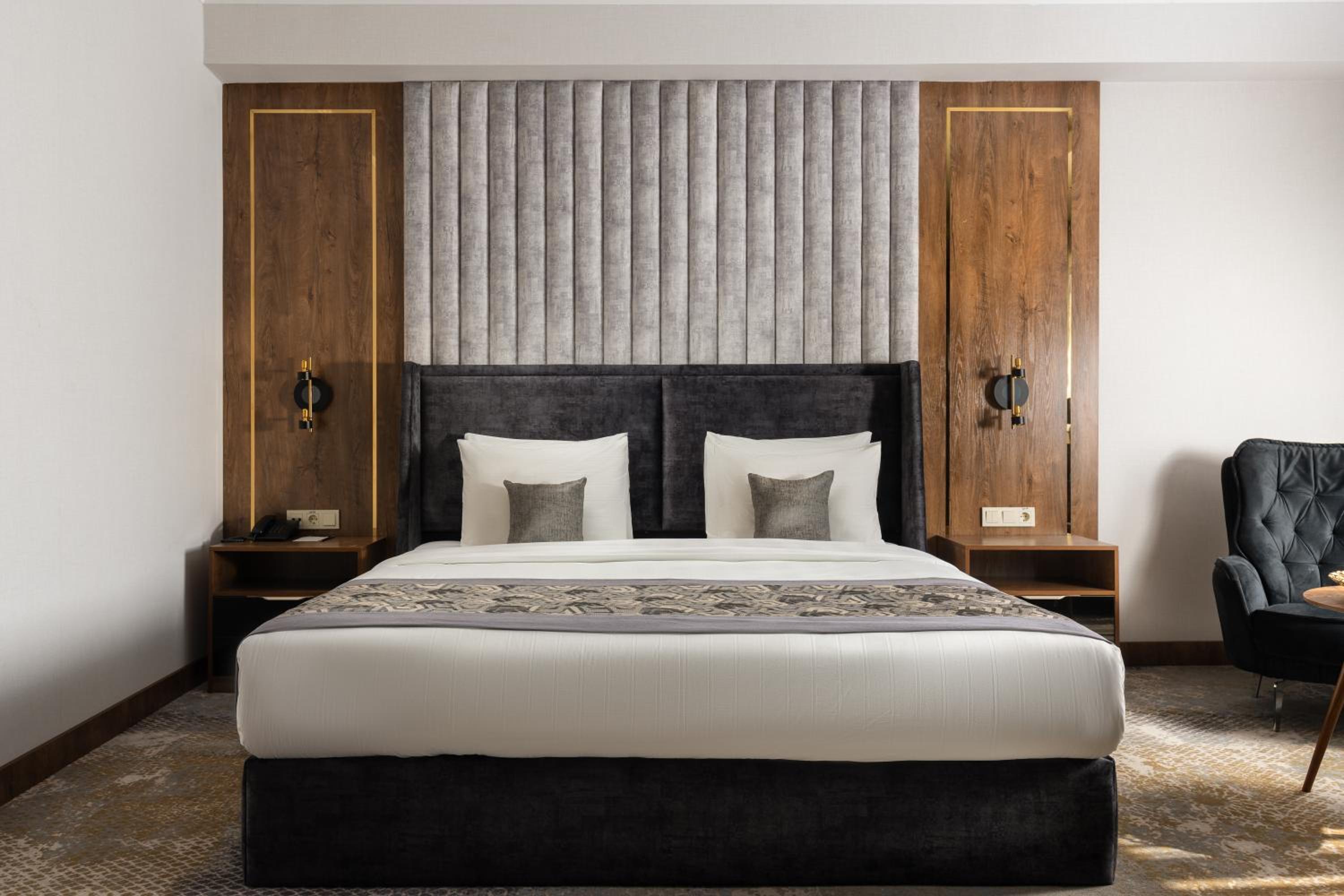Superior King Room - Photo 11