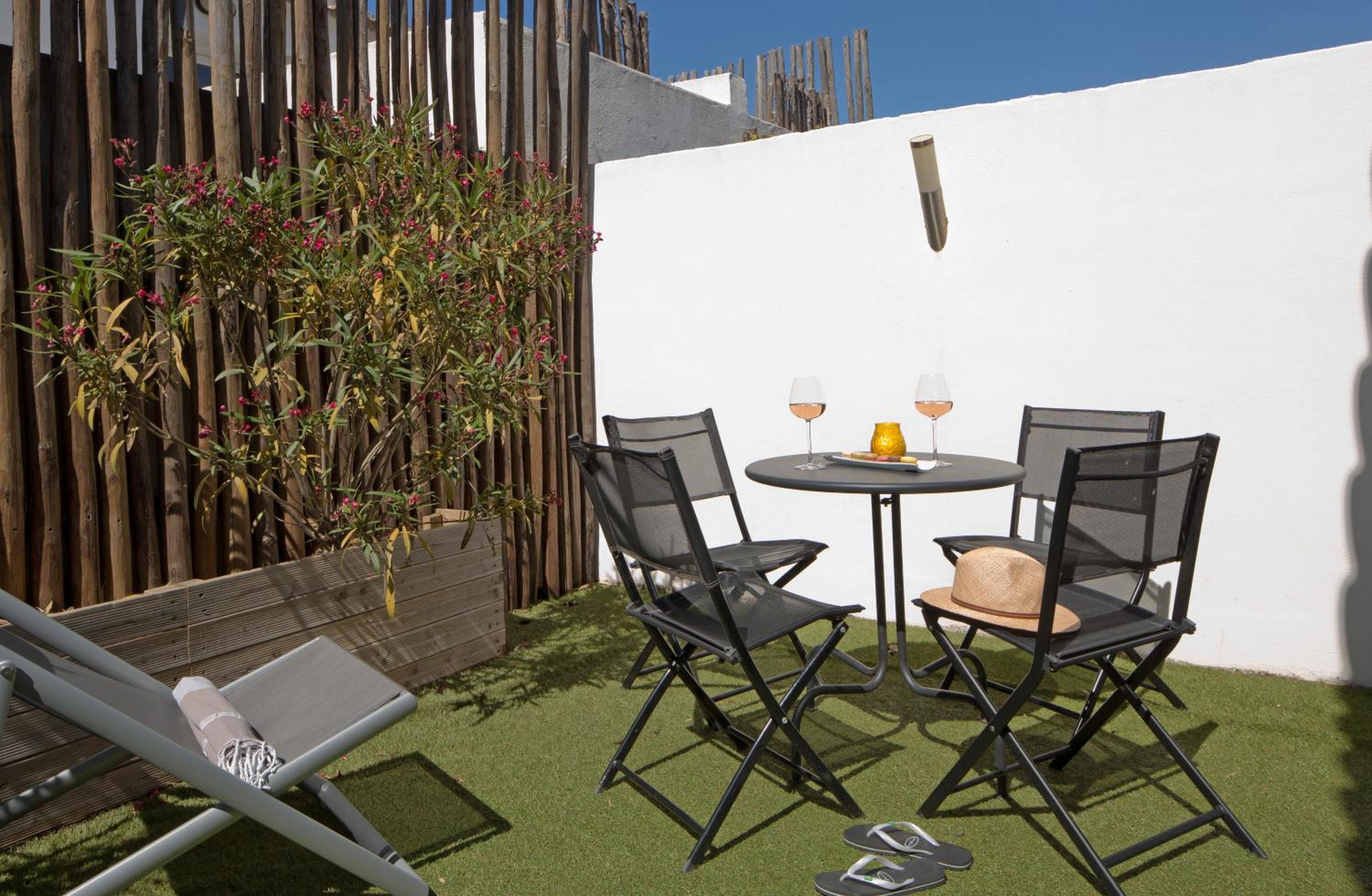 Family Room with Patio photo 2