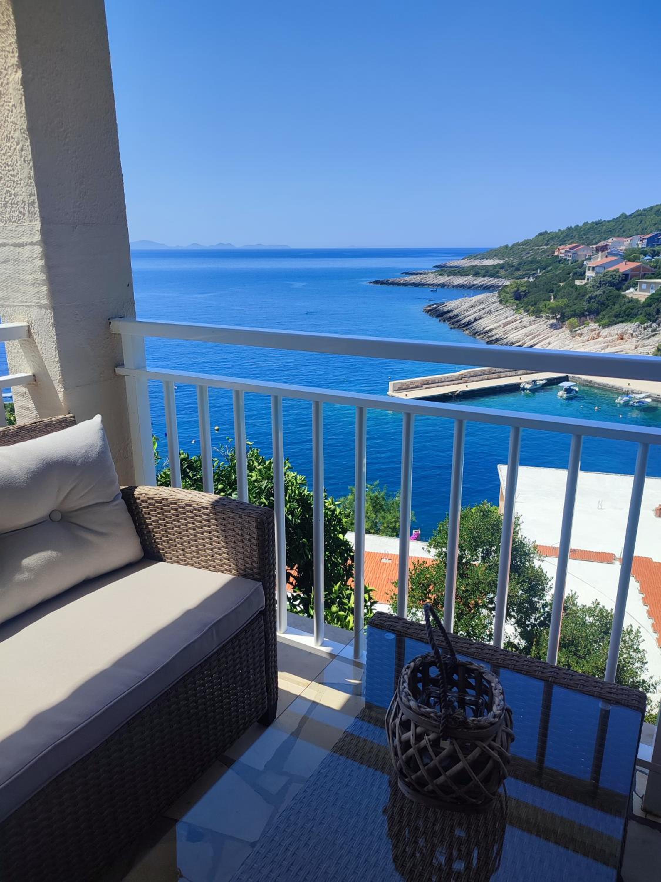 Family Apartment with Balcony and Sea View photo 2