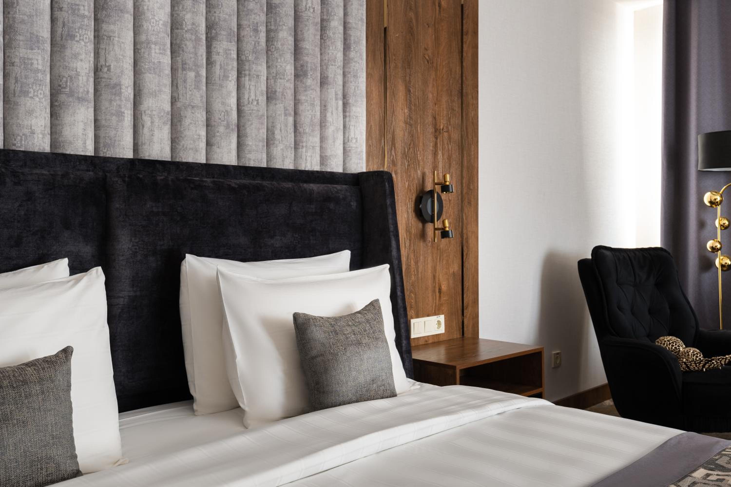 Superior King Room - Photo 16