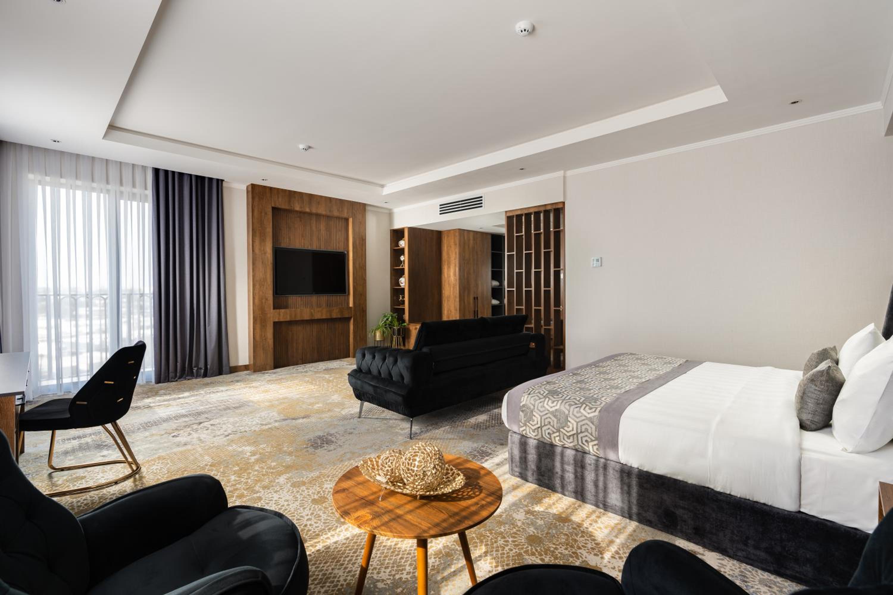 Superior King Room - Photo 3