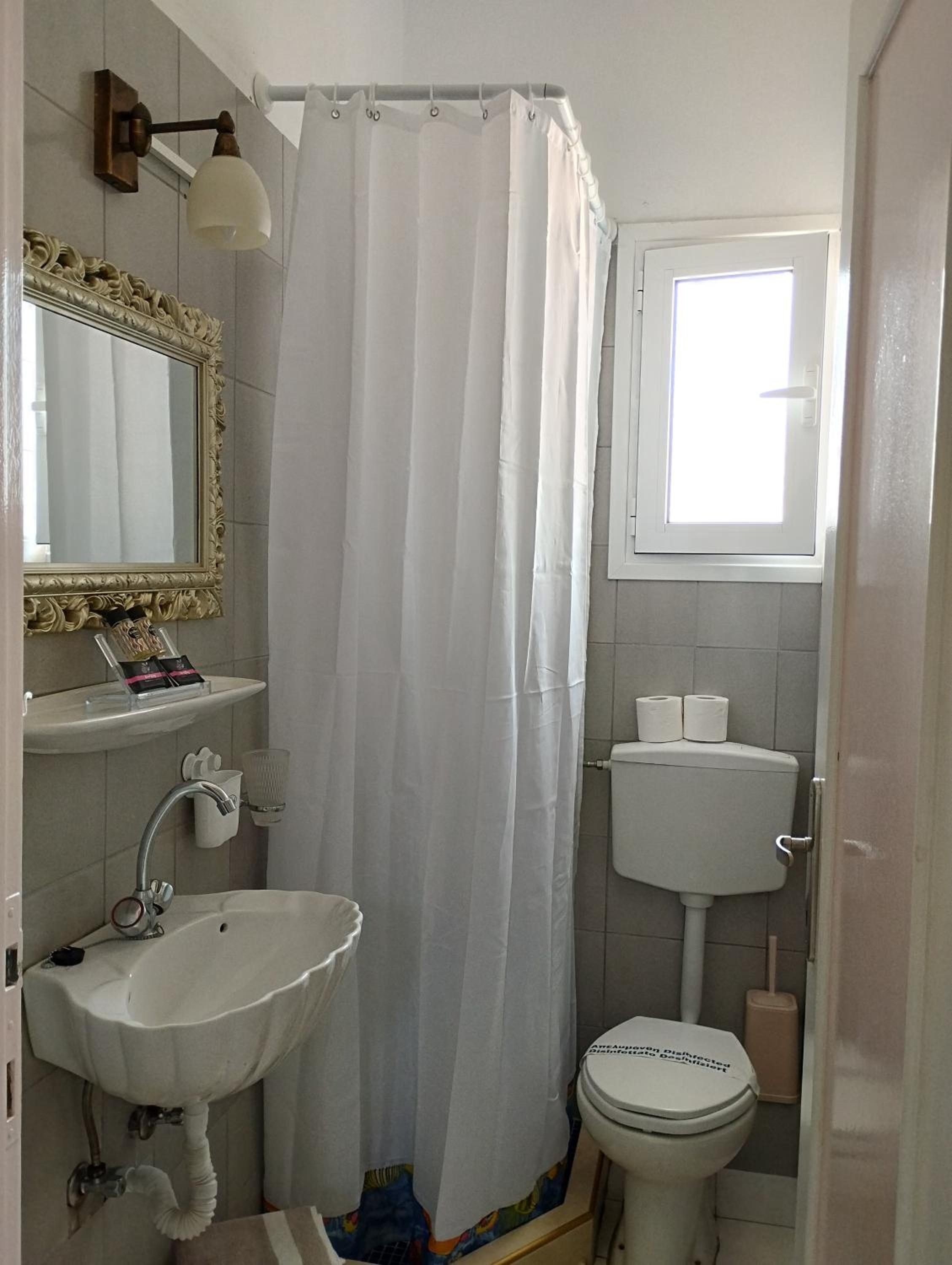 Double Room with Balcony and Sea View - Photo 17