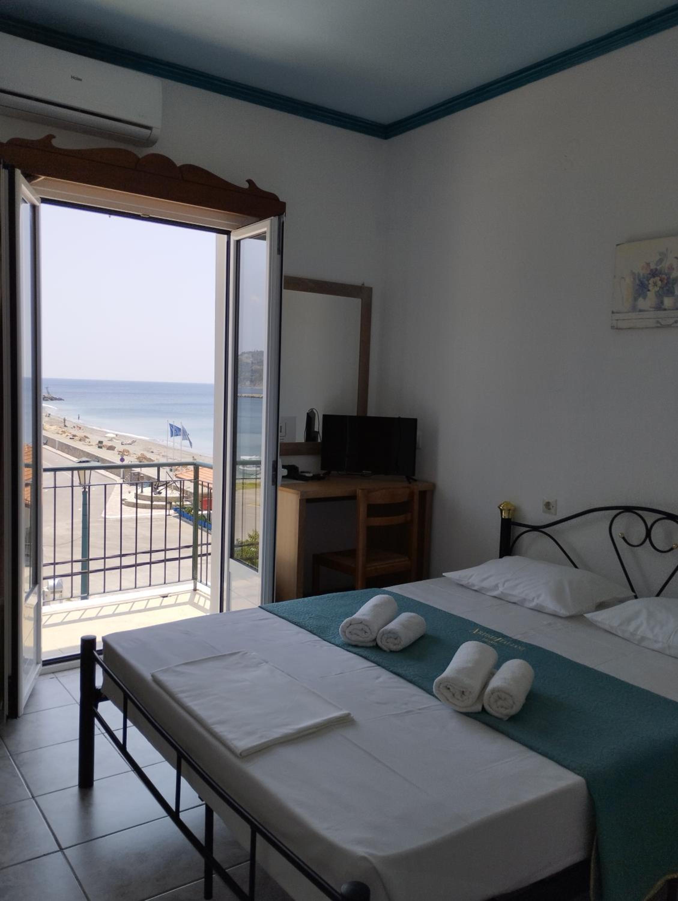Double Room with Balcony and Sea View - Photo 27