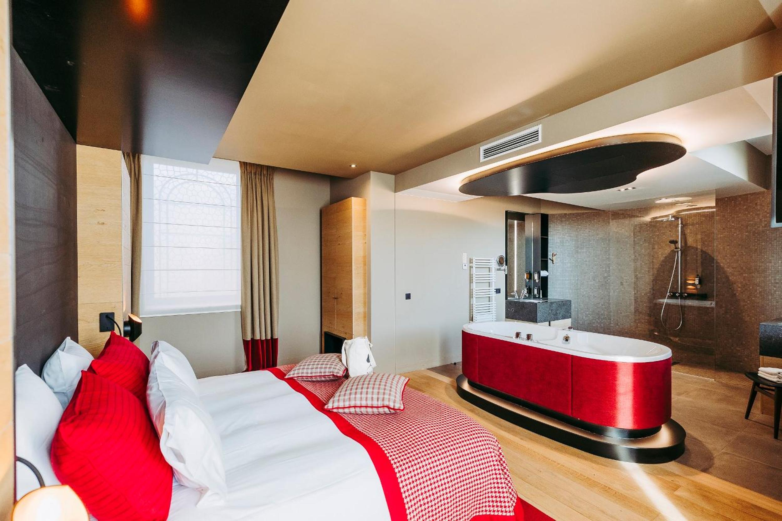 Deluxe Suite with Spa Bath