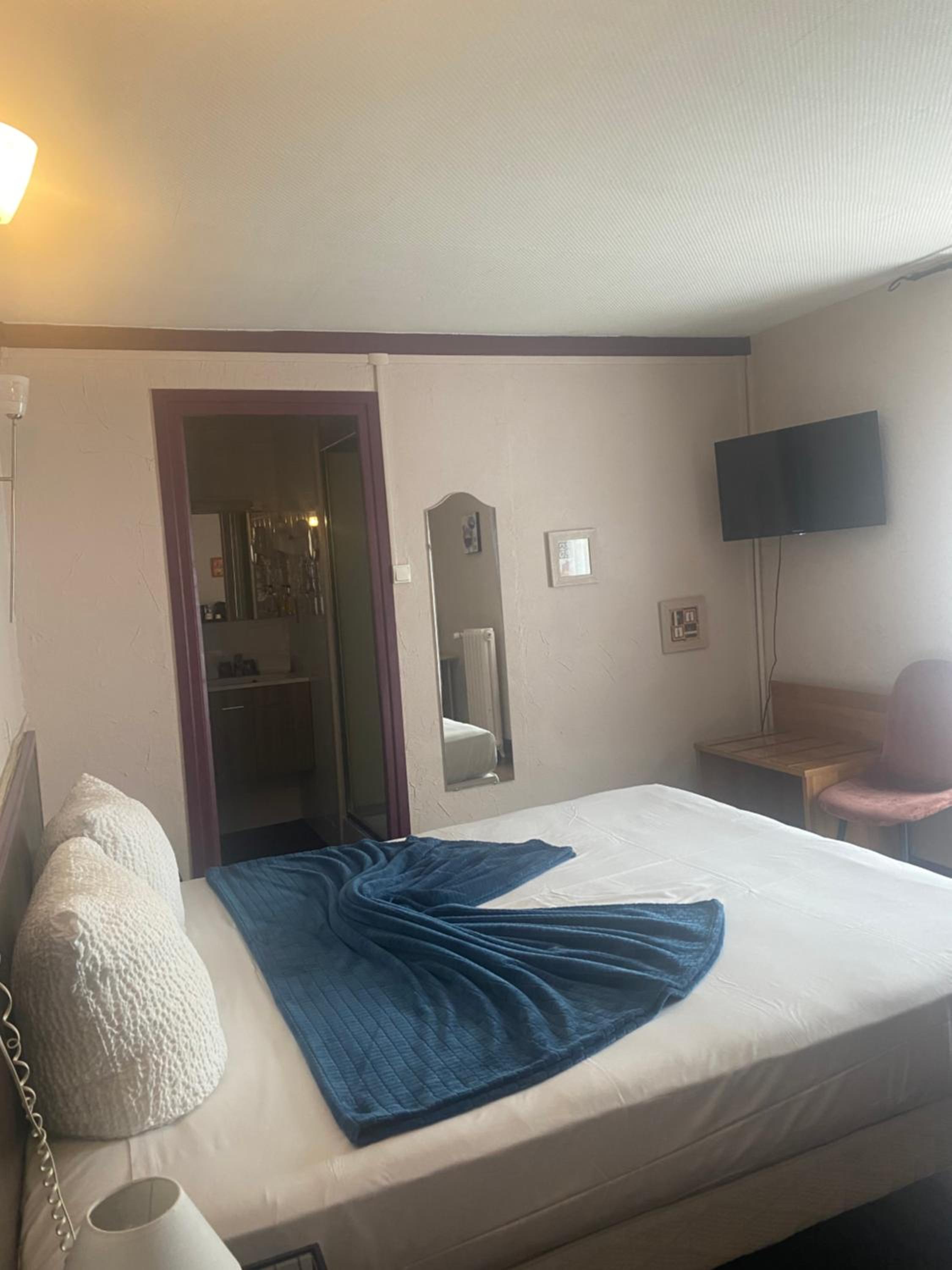 Standard Double Room - Photo 6