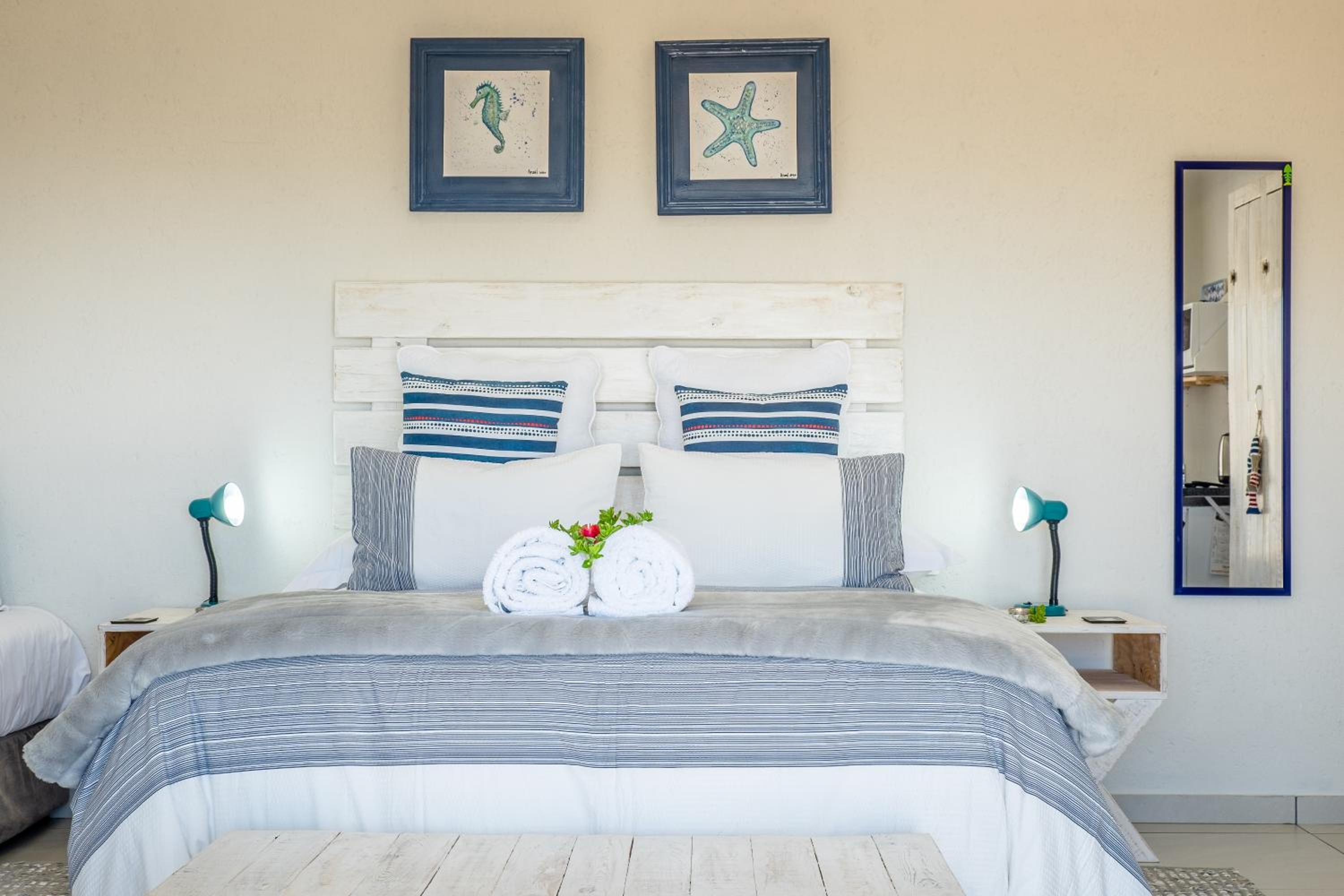 Queen Room with Sea View - Photo 7