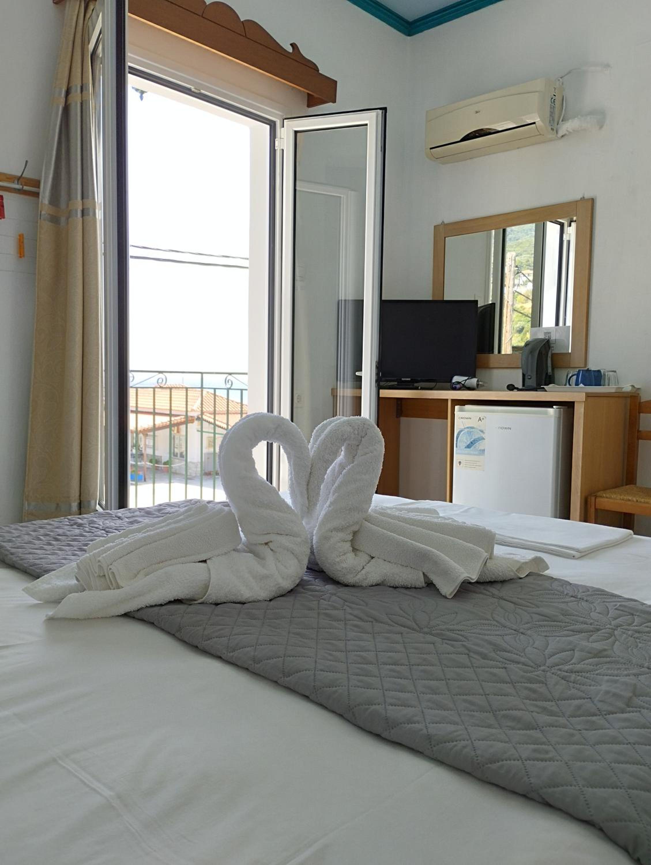 Double Room with Balcony and Sea View - Photo 1