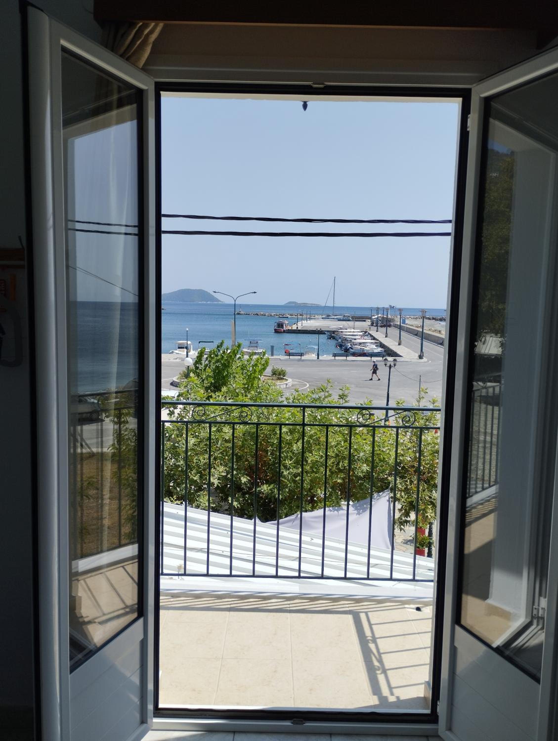 Double Room with Balcony and Sea View - Photo 16