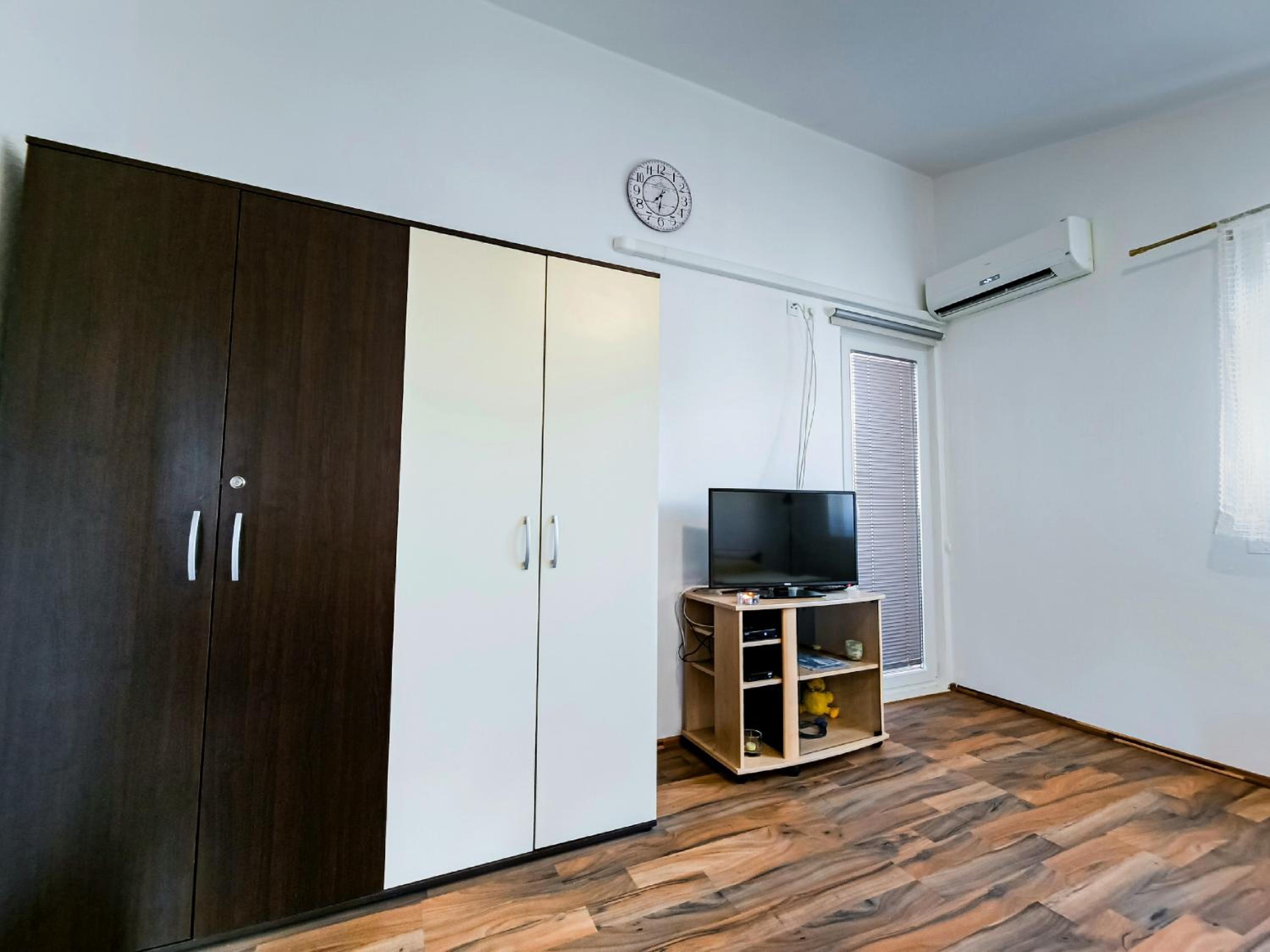 Studio Apartment - Photo 1