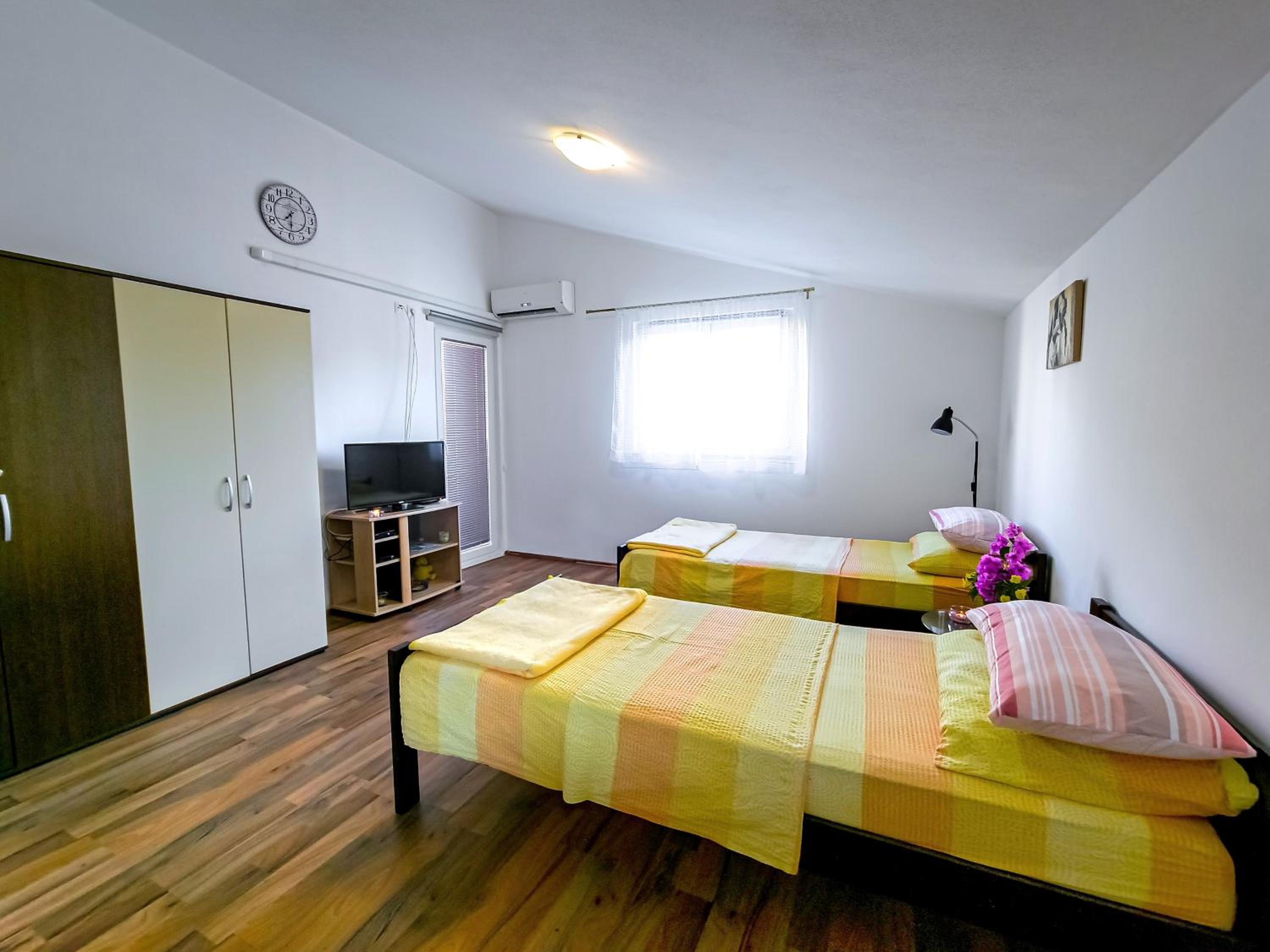 Studio Apartment - Photo 8