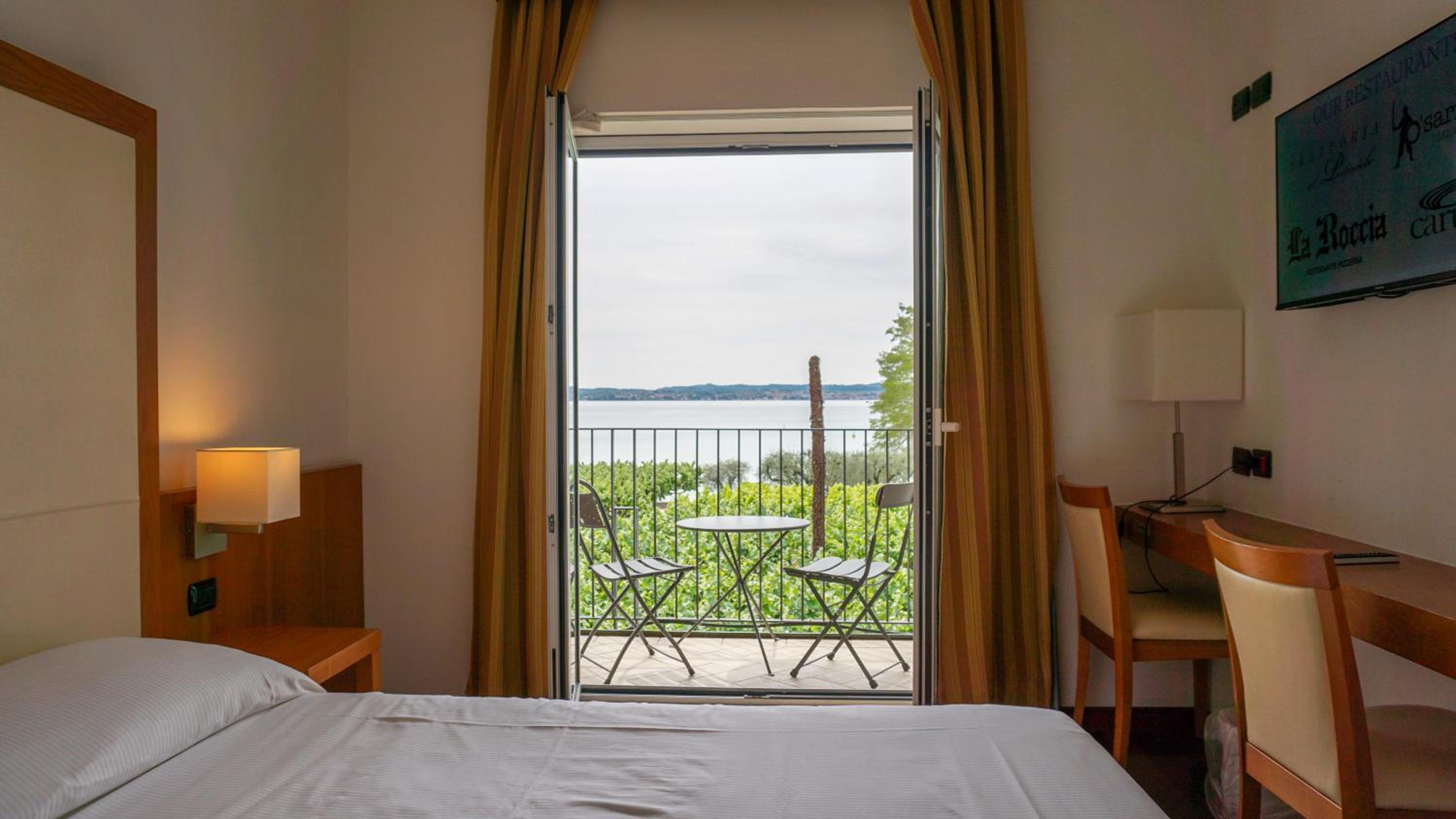 Superior Double or Twin Room with Balcony and Lake View - Photo 6