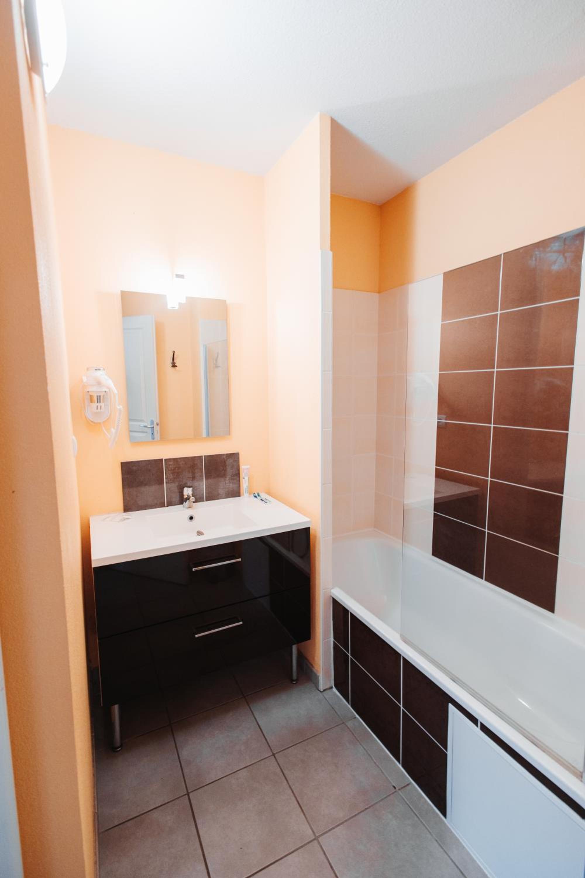 2-Room Apartment (4 Adults) - Photo 3