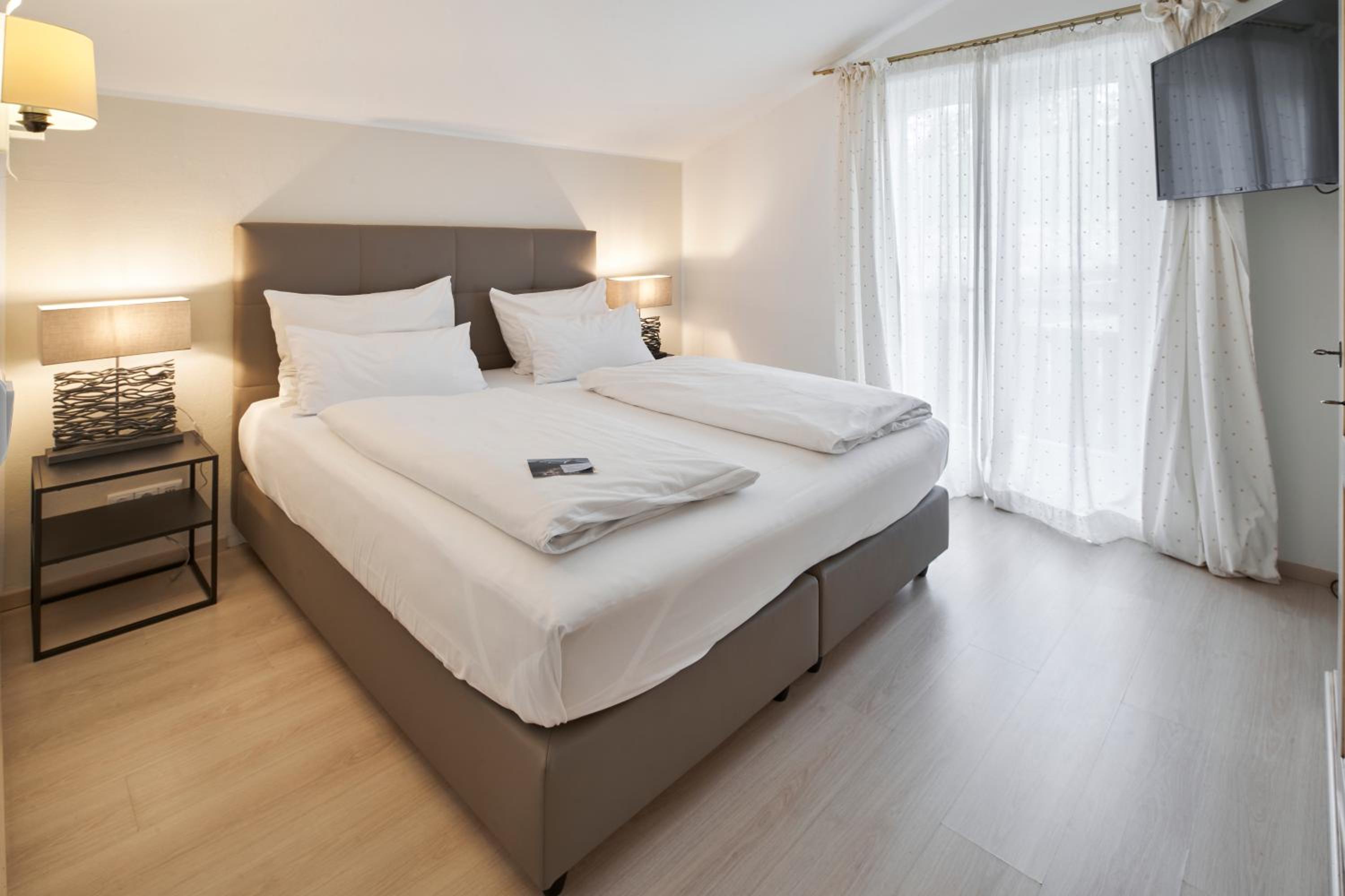 Large Double Room - Photo 4