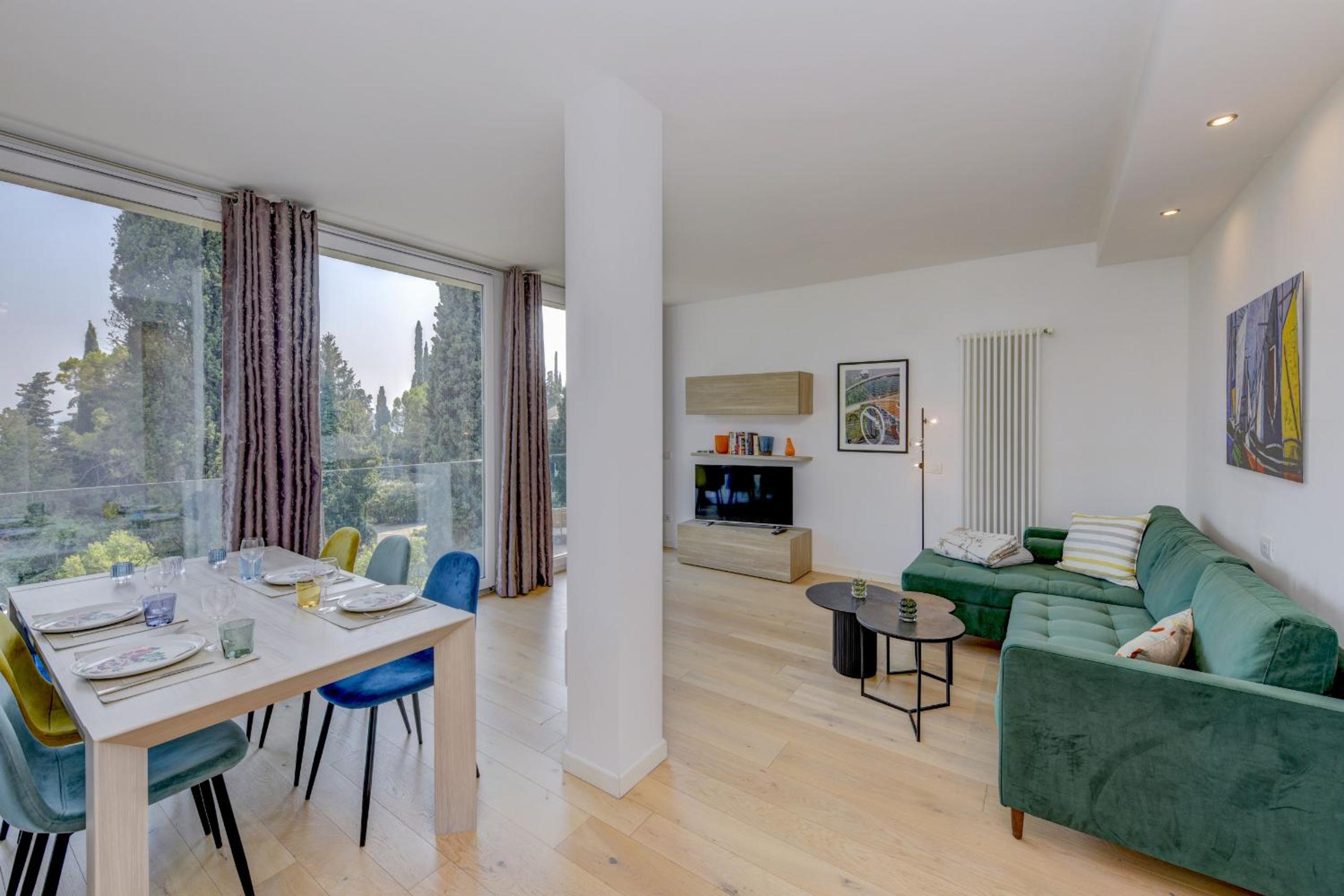 Apartment with Lake View