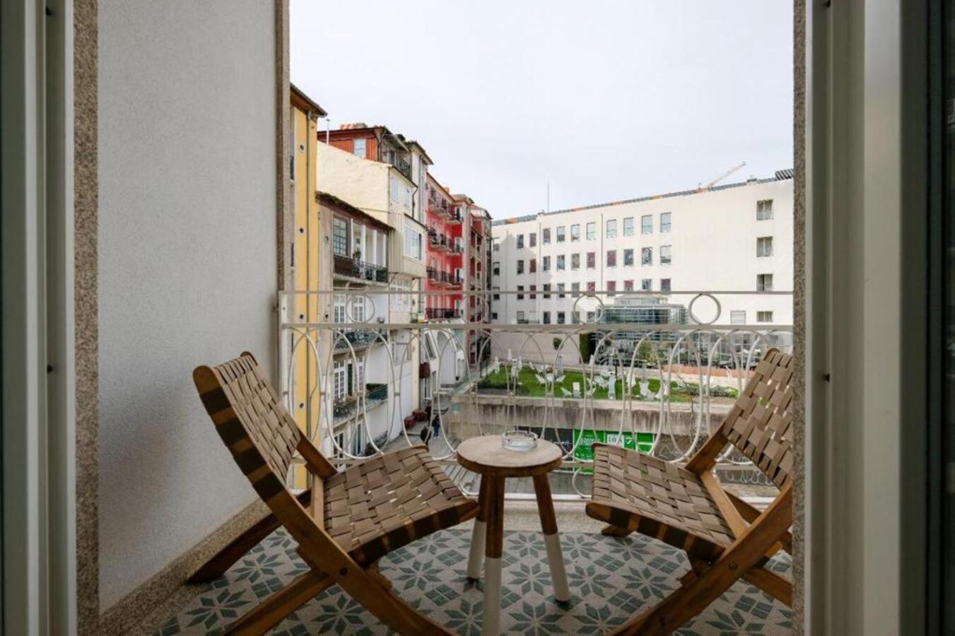 Apartment with Balcony - Photo 9
