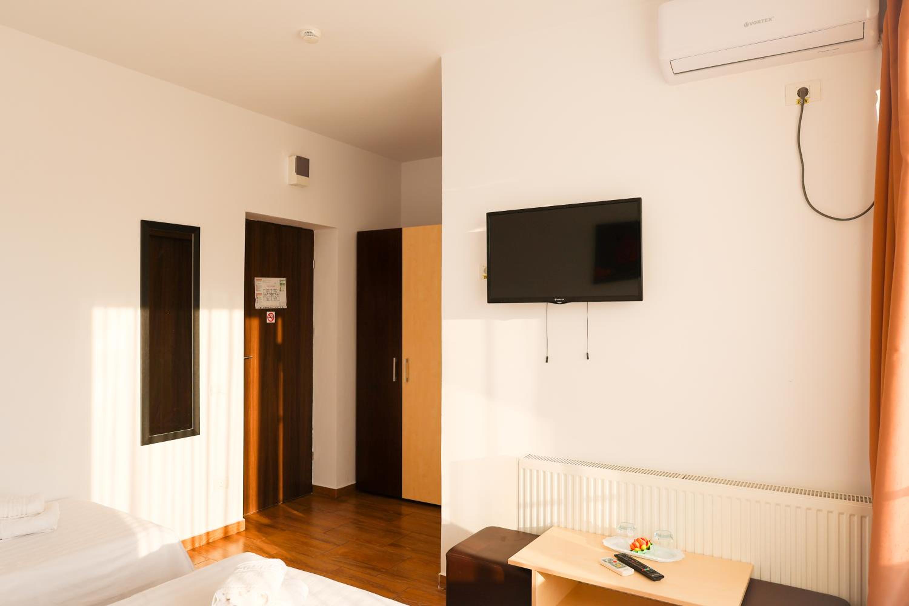 Triple Room with Balcony - Photo 3