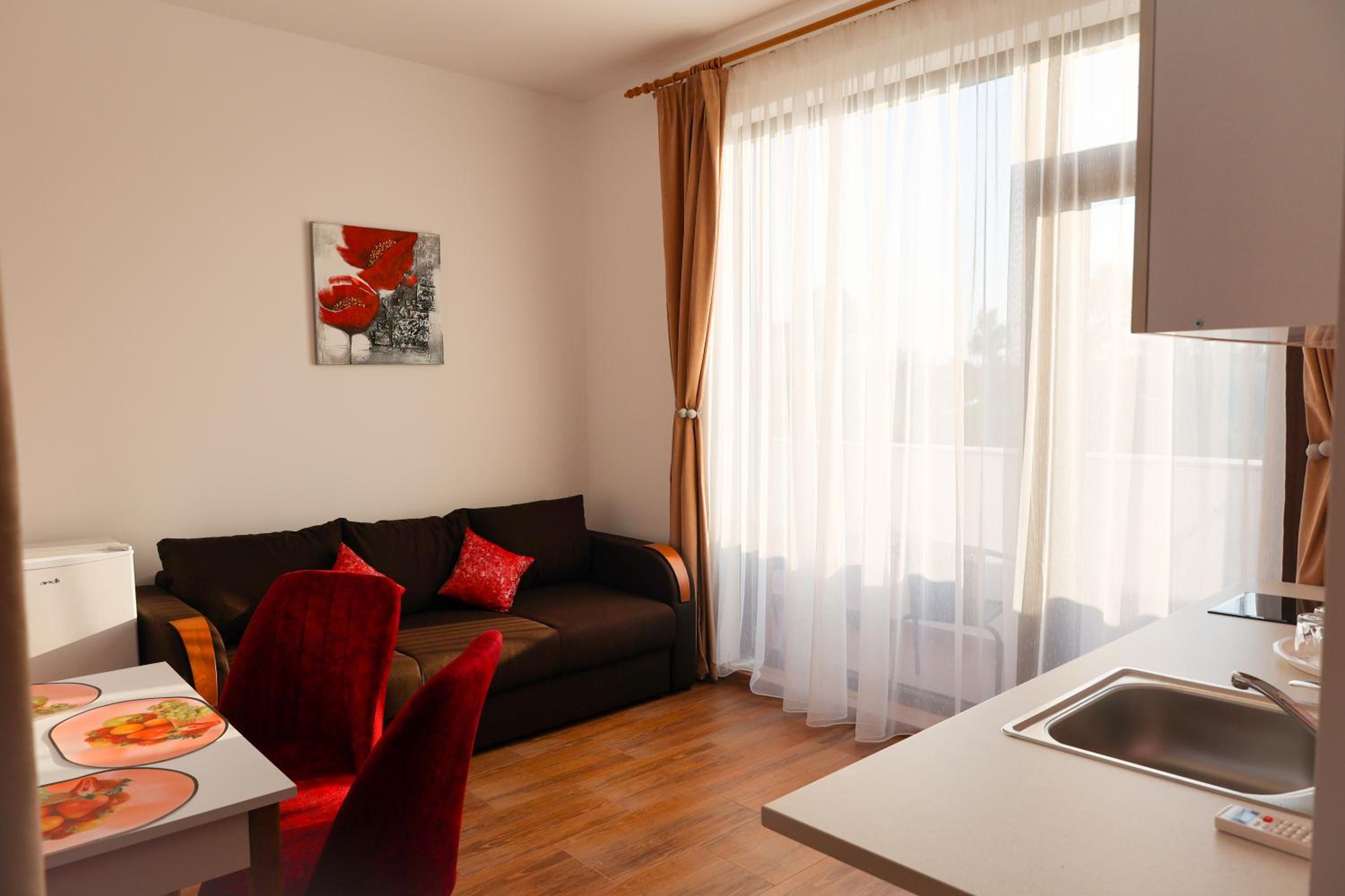 Studio Apartment - Photo 1