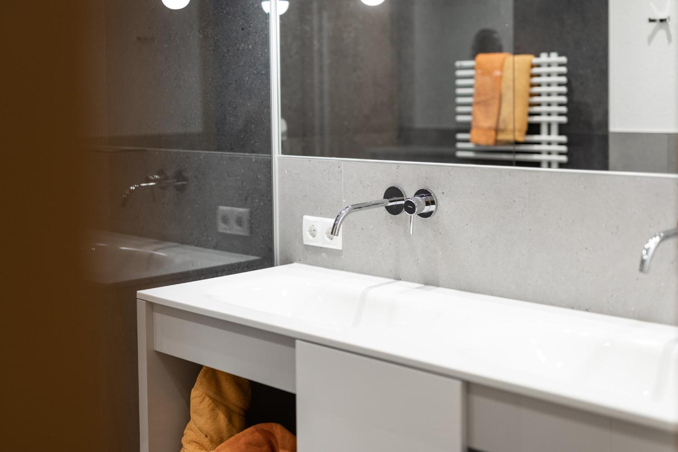 Superior Three-Bedroom Apartment - Photo 3