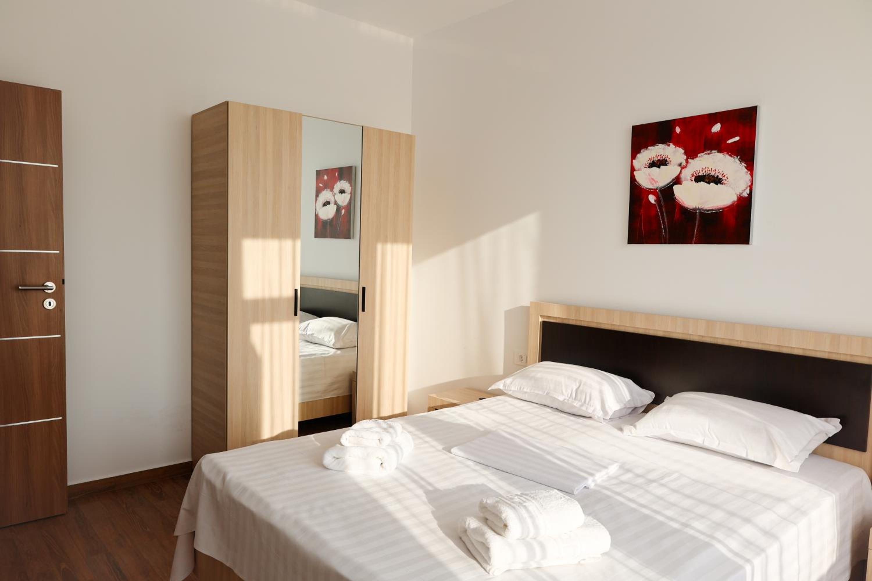 Apartment with Balcony - Photo 6