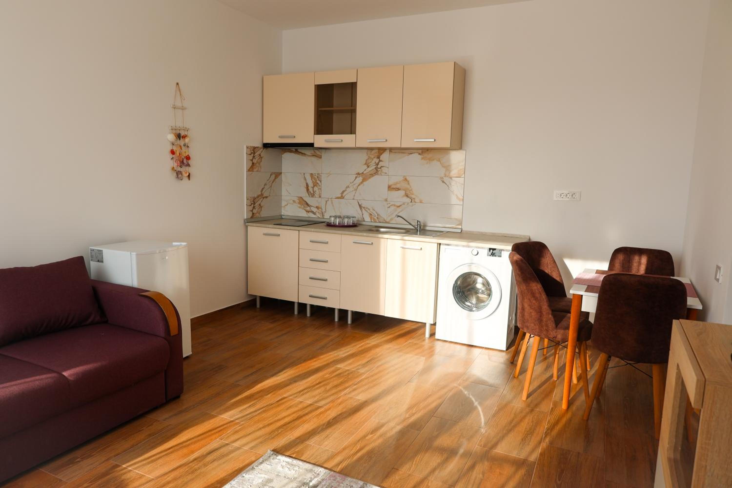Apartment with Balcony - Photo 4