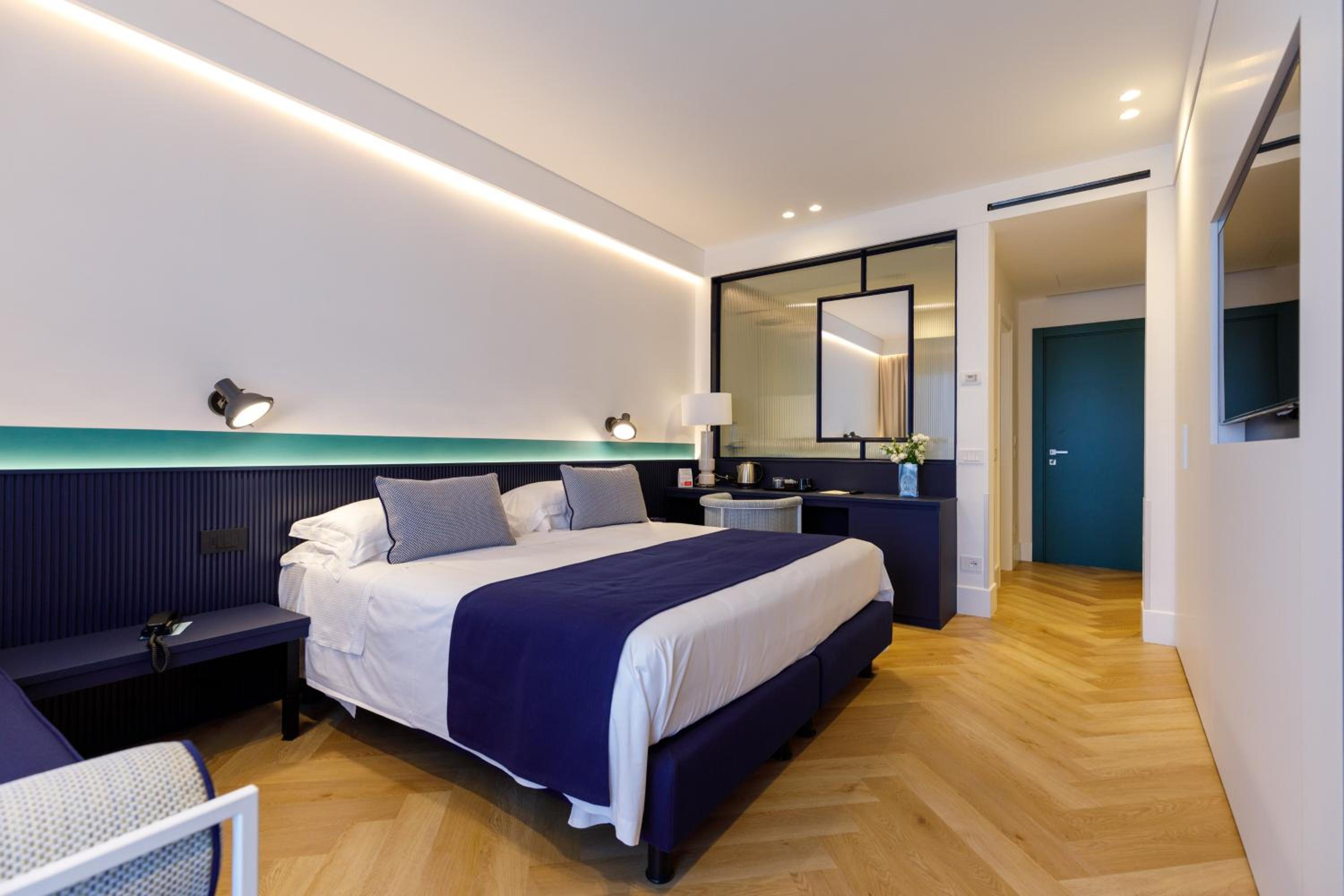 Deluxe Double or Twin Room with Balcony - Photo 10