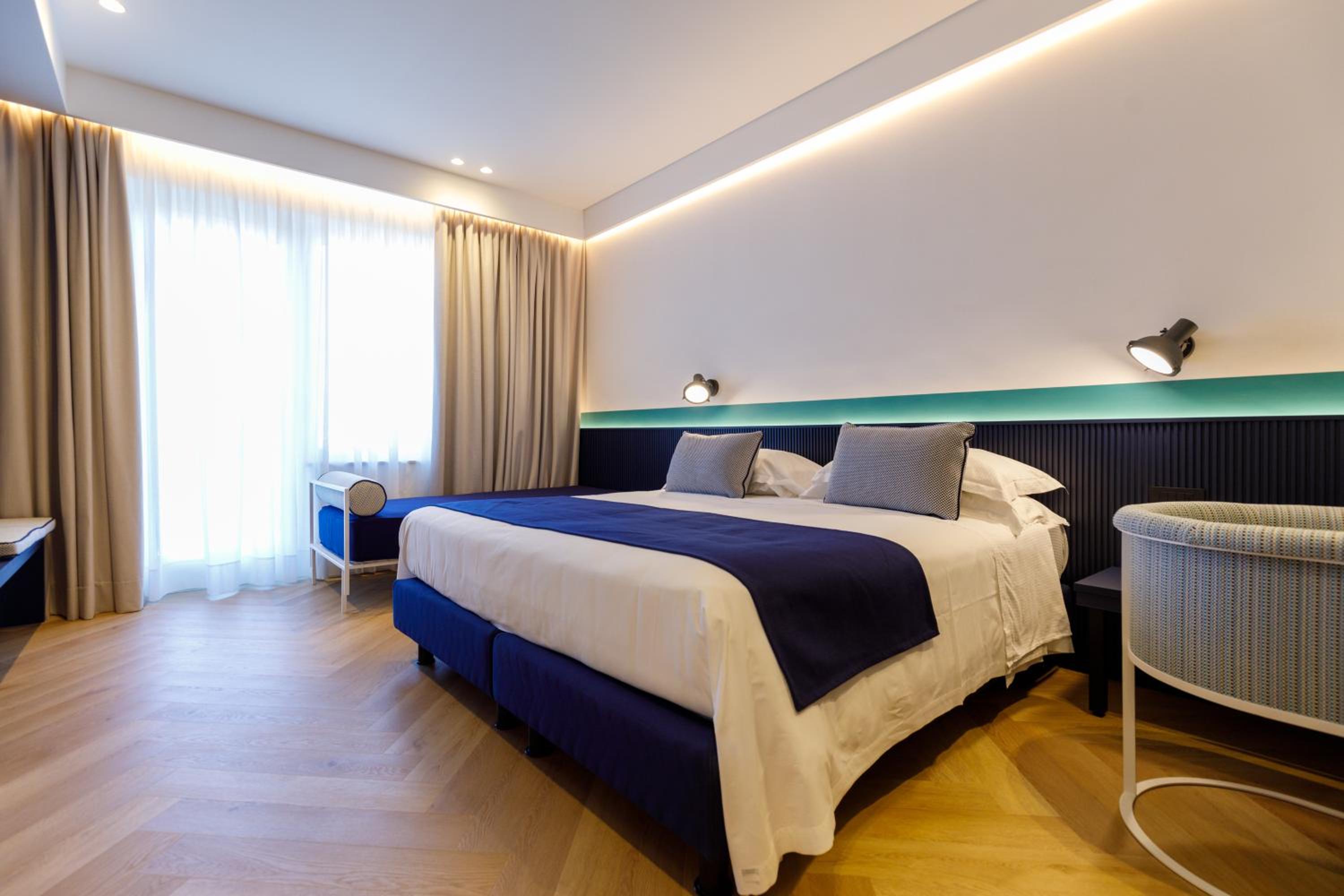 Deluxe Double or Twin Room with Balcony - Photo 9