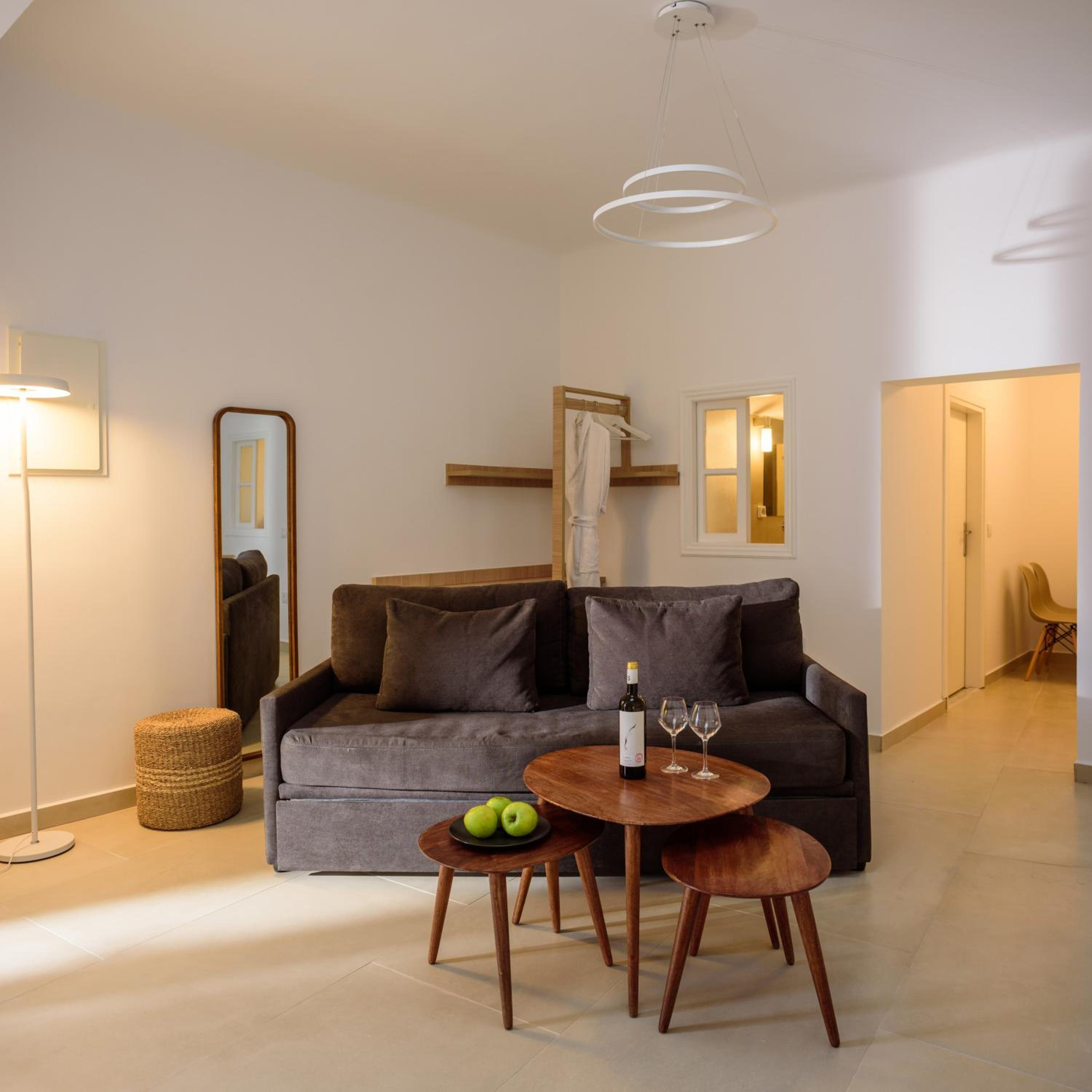 Honeymoon Suite with Indoor Plunge Pool and Caldera View photo 3