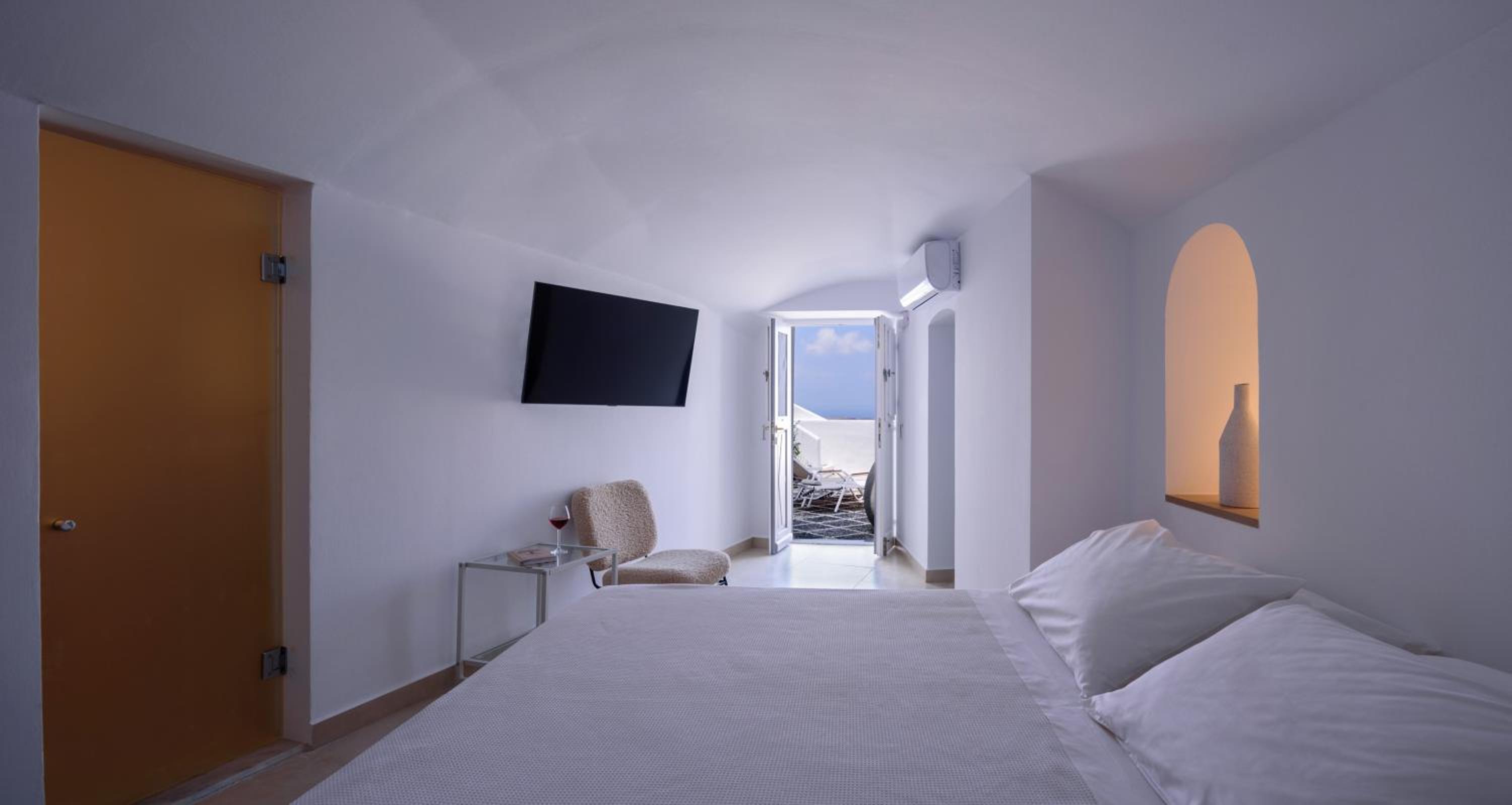 Cave Suite with Outdoor Heated Plunge Pool and Caldera View photo 3