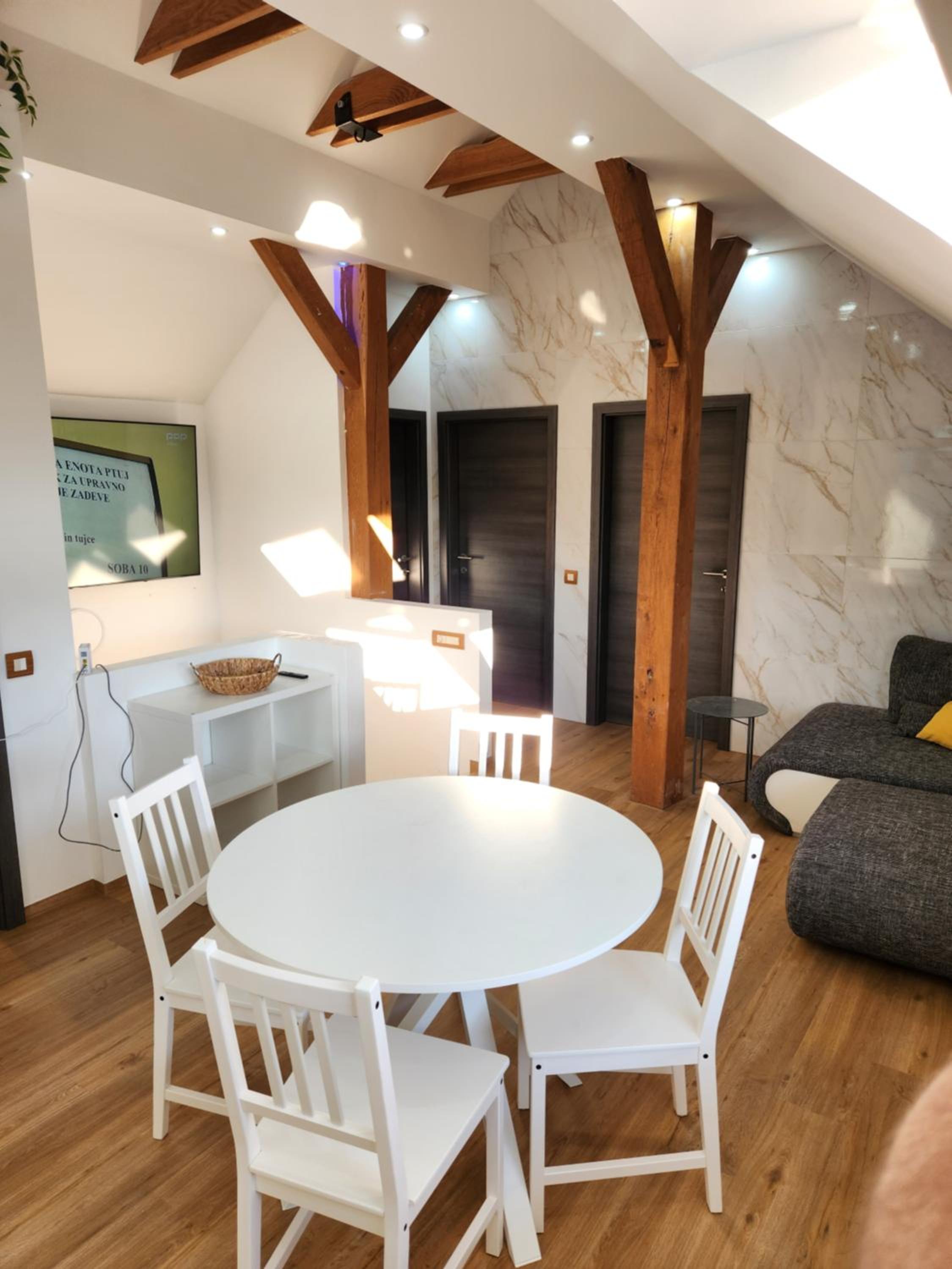 Apartamento Exclusivo de Dois Quartos com Varanda - Vista para o Castelo e Montanha