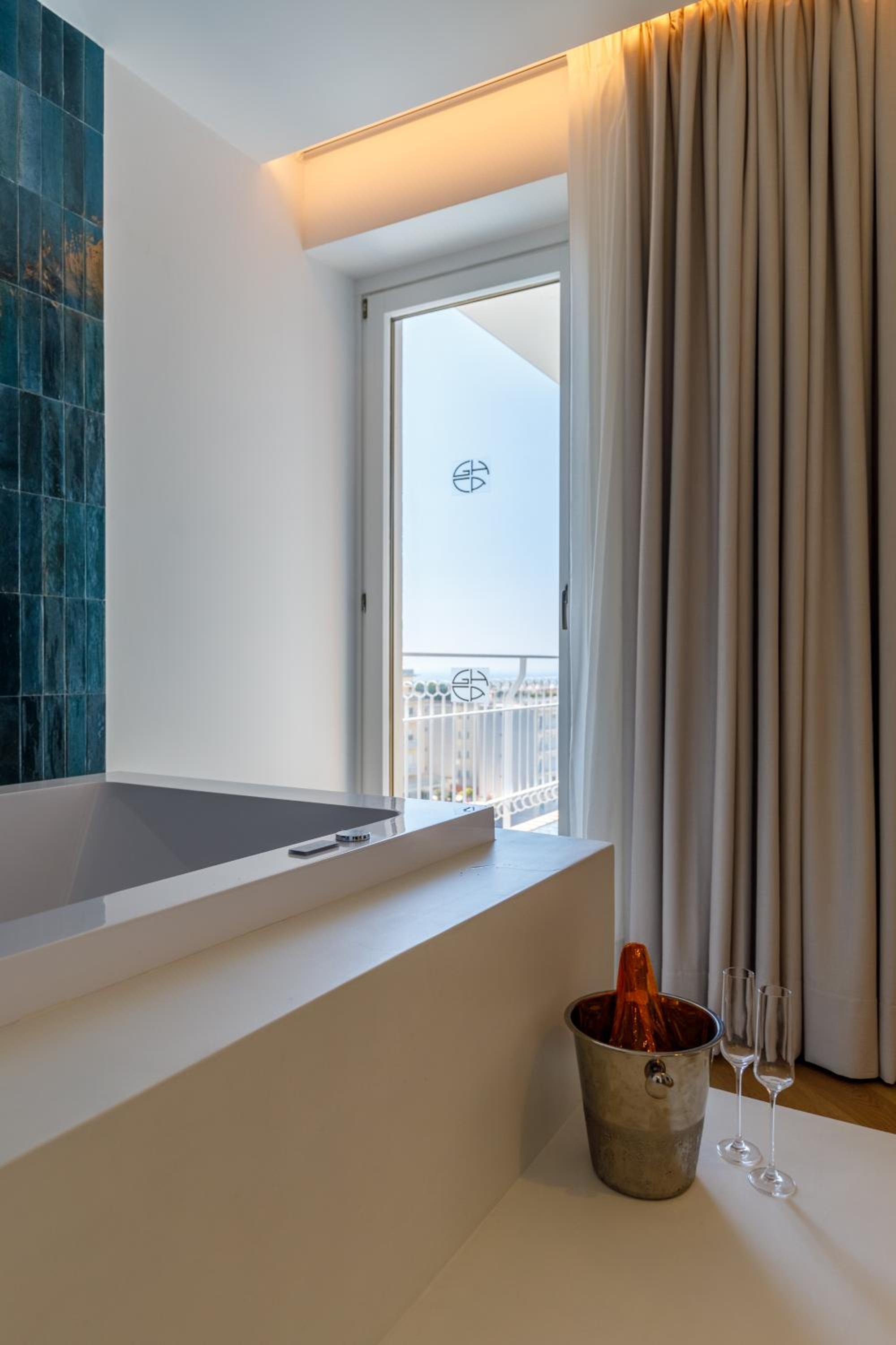 Junior Suite with Balcony - Photo 2