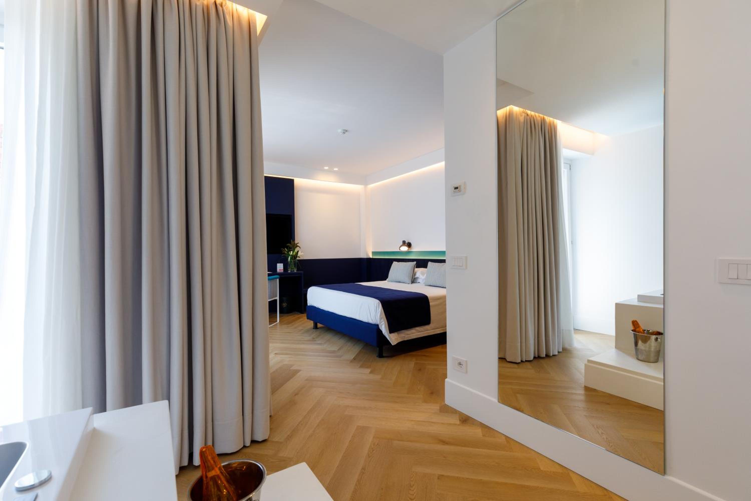 Junior Suite with Balcony - Photo 3