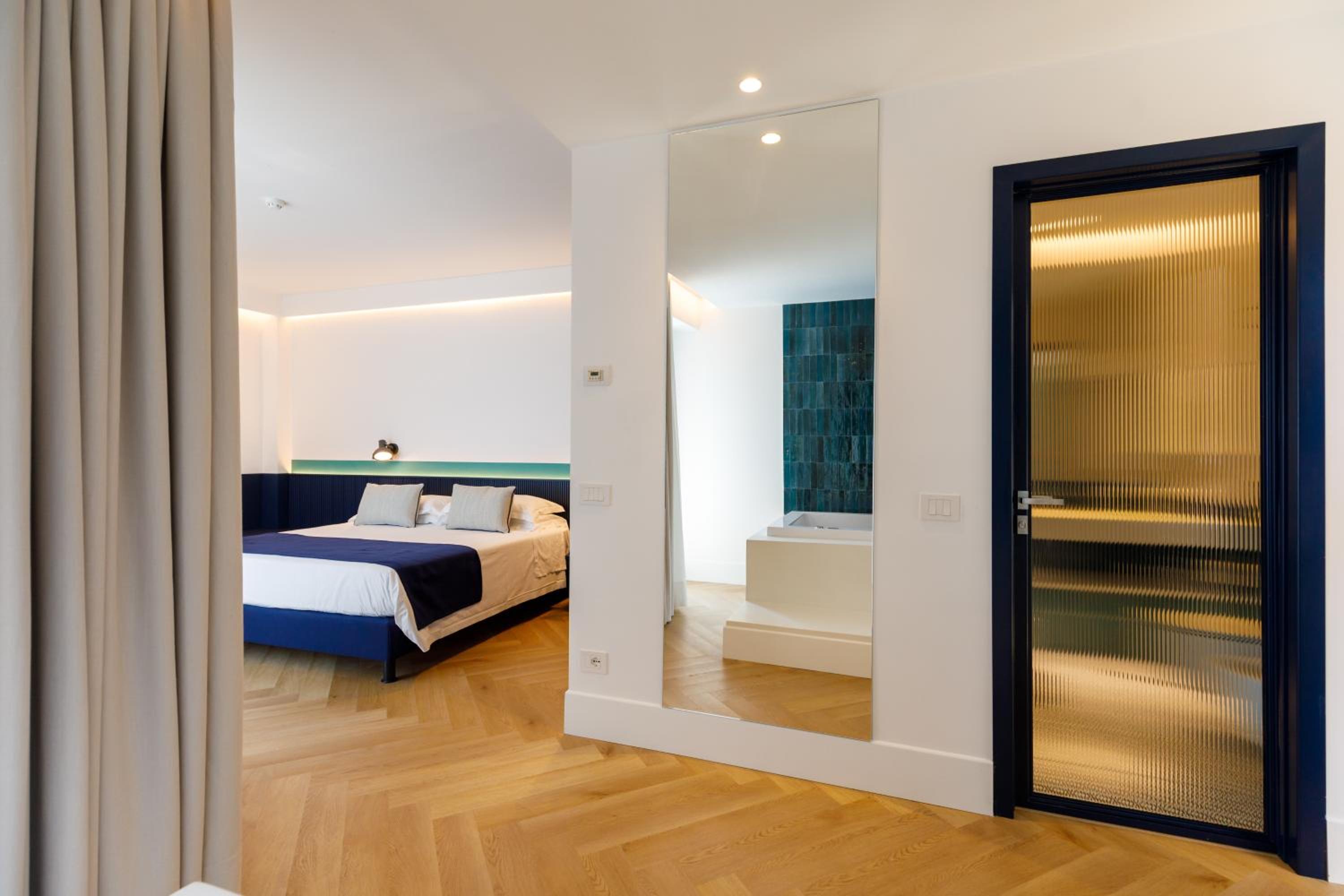 Junior Suite with Balcony - Photo 4