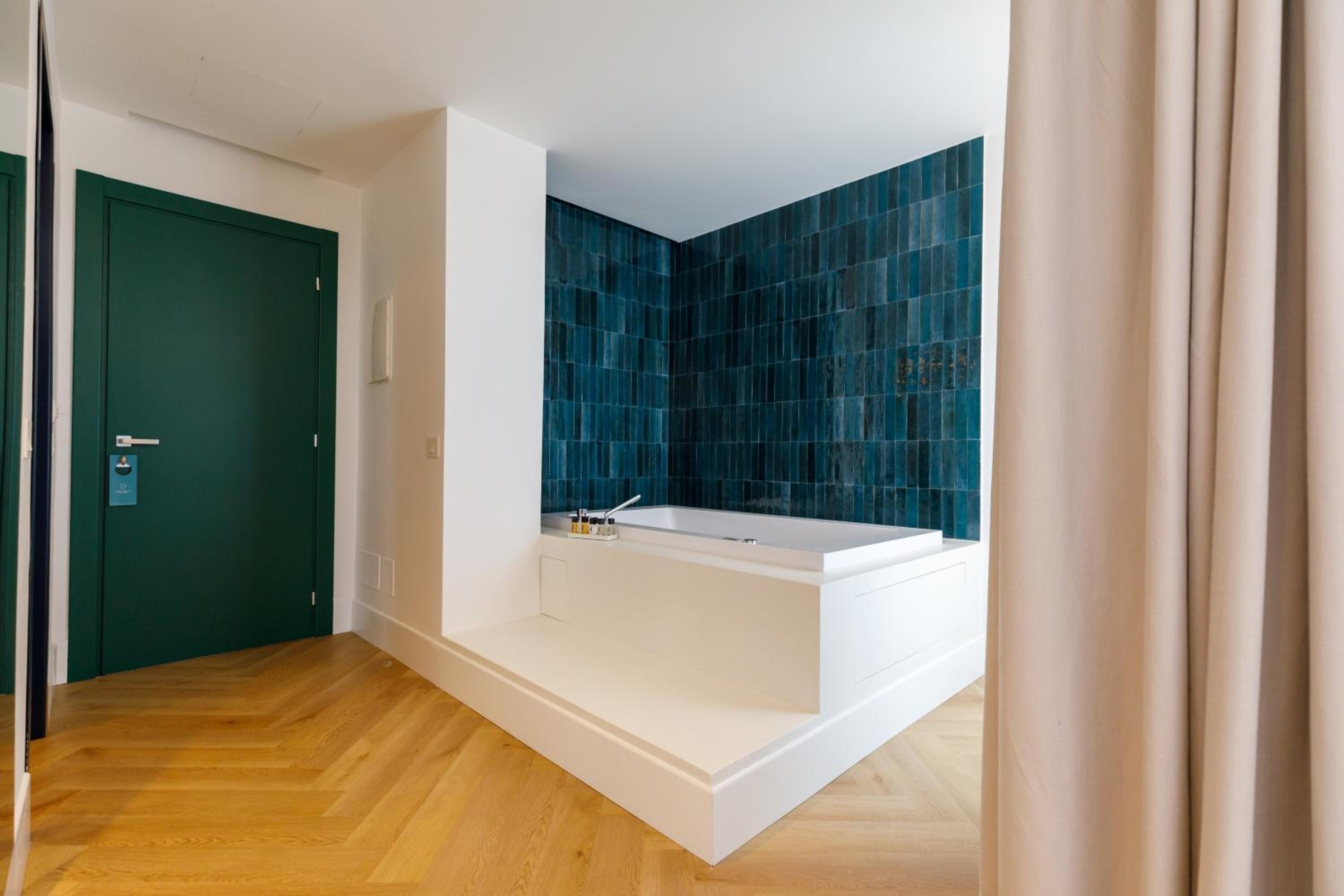 Junior Suite with Balcony - Photo 6