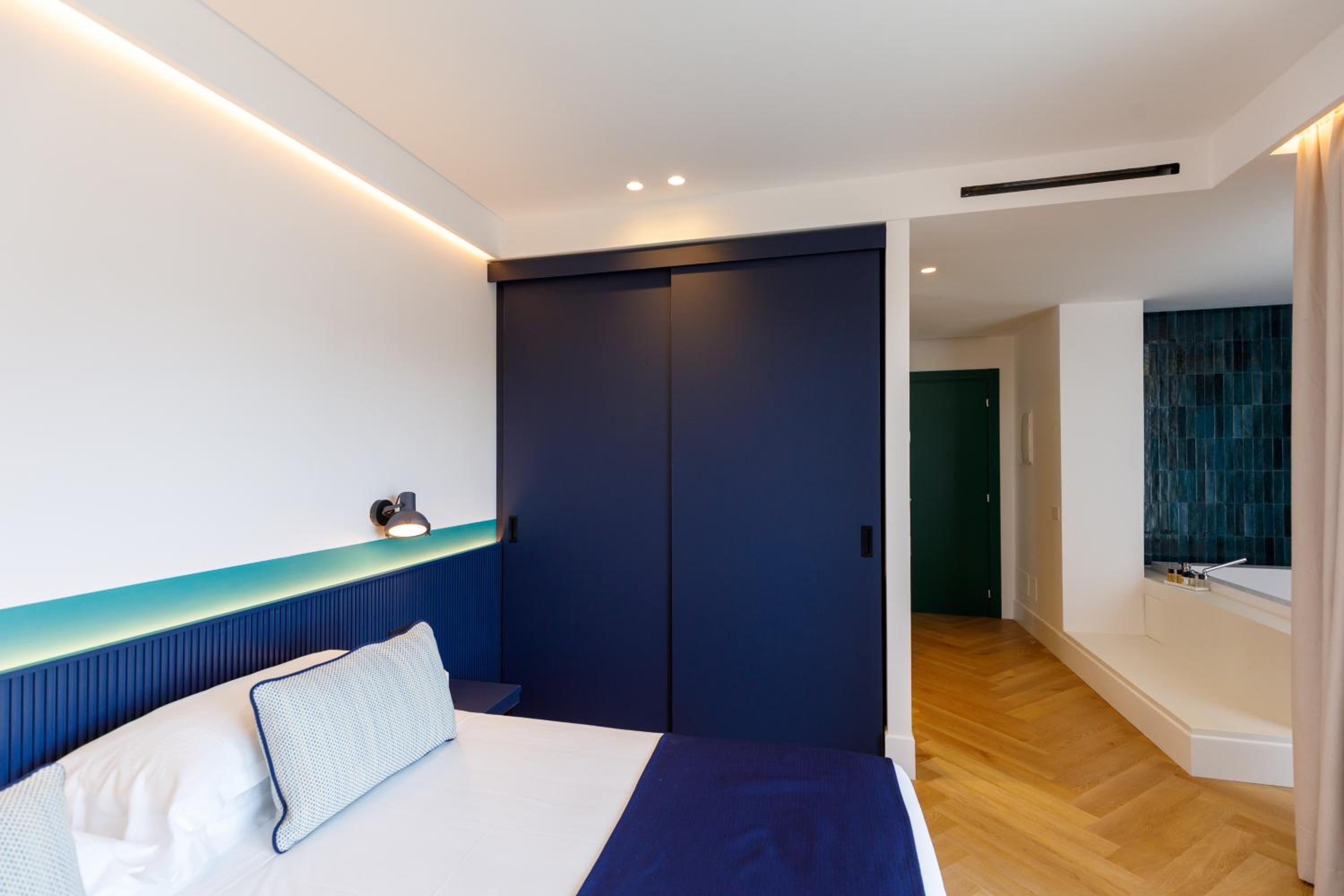 Junior Suite with Balcony - Photo 7