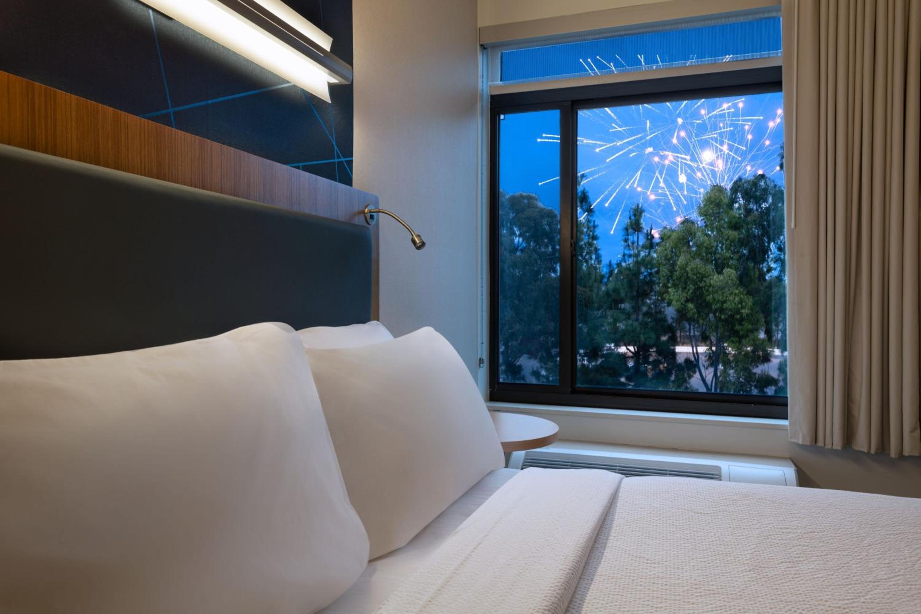 Studio with Two Queen Beds and Trundle Bed with Fireworks Limited View (Low Floor) photo 2