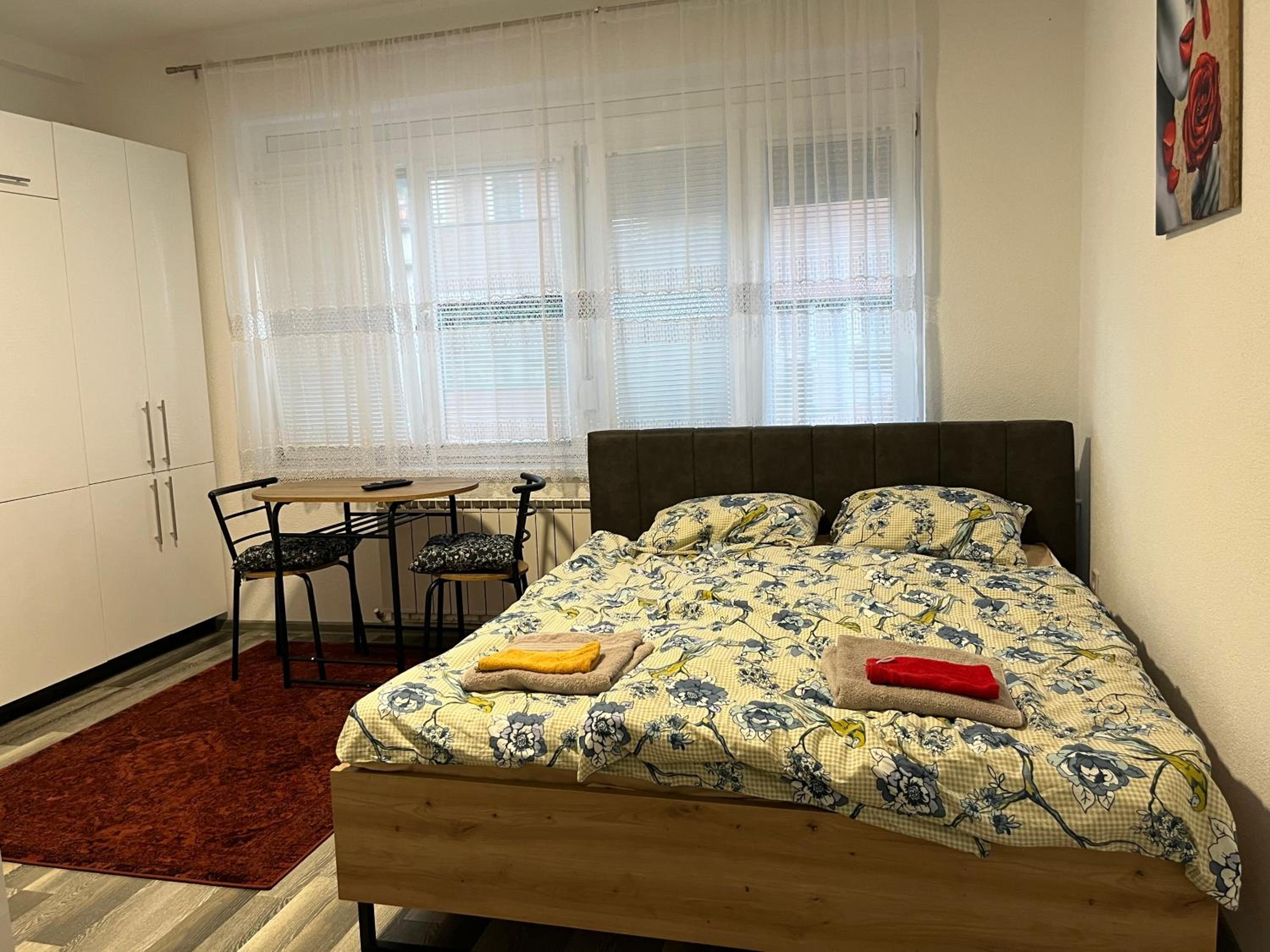One-Bedroom Apartment photo 1