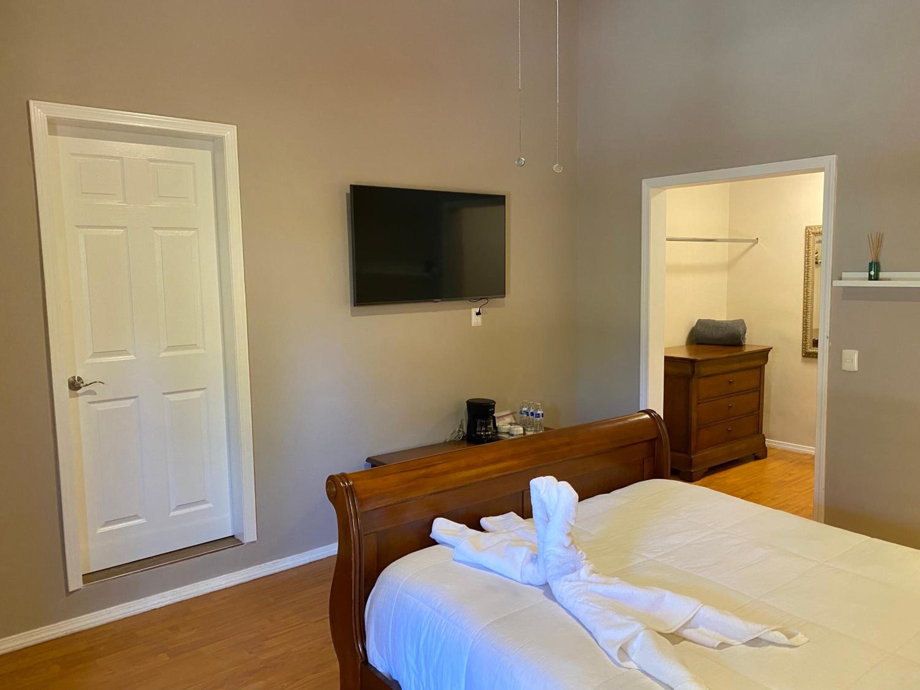 Suite - Photo 13