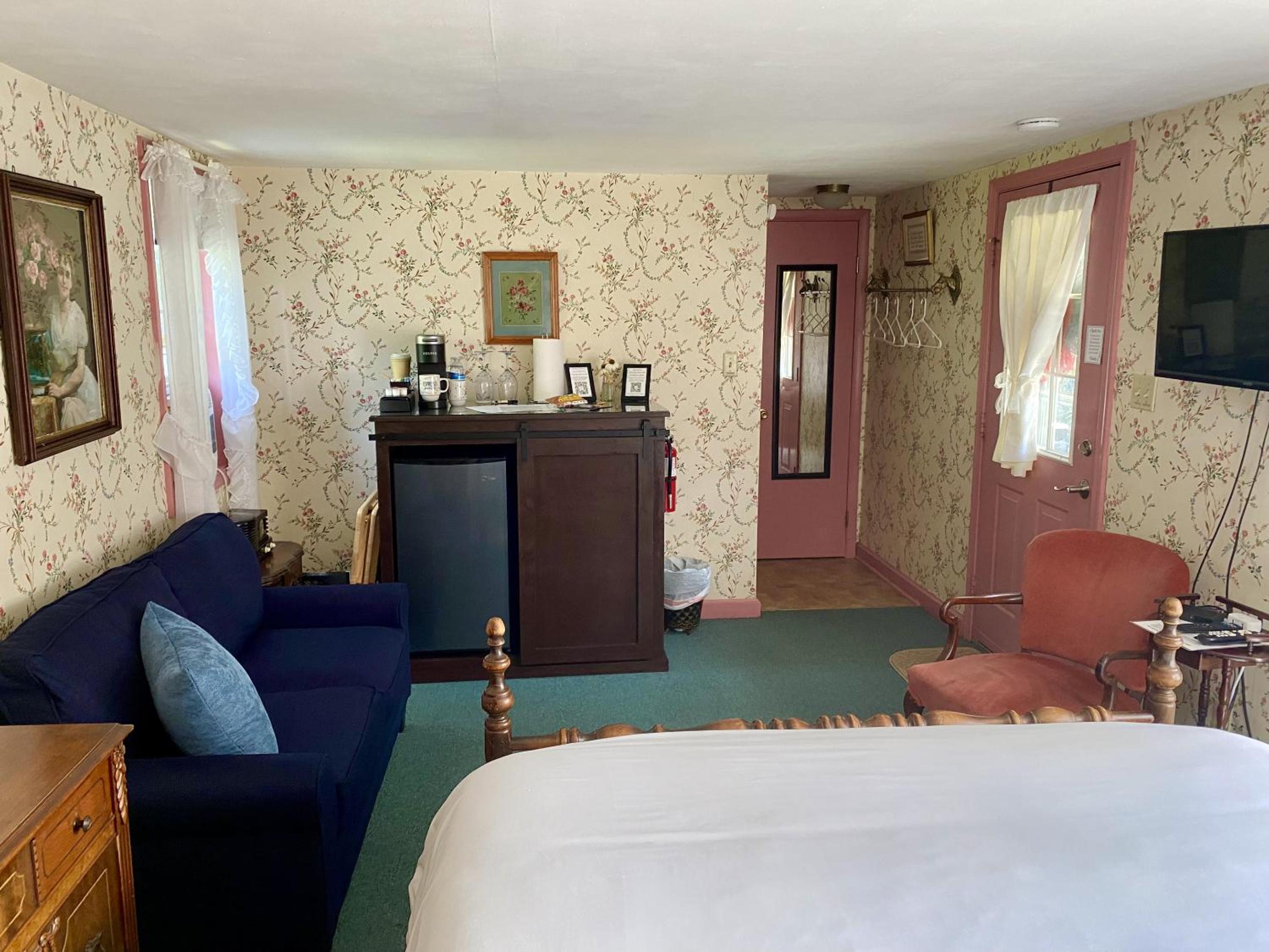 Queen Room photo 2